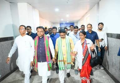 ମାନ୍ୟବର ମୁଖ୍ୟମନ୍ତ୍ରୀ ଶ୍ରୀ Mohan Charan Majhi ବାରିପଦା ଗସ୍ତ ଅବସରରେ ପଣ୍ଡିତ ରଘୁନାଥ ମୁର୍ମୁ ମେଡିକାଲ କଲେଜର ନୂତନ ୬୫୦ ଶଯ୍ୟା ବିଶିଷ୍ଟ ଟିଚିଙ୍ଗ୍ ହସ୍ପିଟାଲ ଉଦ୍ଘାଟନ କରିଛନ୍ତି । ଉନ୍ନତ ସ୍ବାସ୍ଥ୍ୟସେବା ଭିତ୍ତିଭୂମିରେ ଆଧୁନିକ ସୁବିଧା, ଉନ୍ନତ ନିଦାନ ସେବା, ବିଶେଷଜ୍ଞ ଚିକିତ୍ସା ବିଭାଗ, ଗୁରୁତର ଚିକିତ୍ସା ସୁବିଧା, ଜରୁରୀକାଳୀନ ସେବା ଏବଂ ଉନ୍ନତ ଶିକ୍ଷାଦାନ ଭିତ୍ତିଭୂମି ସହିତ ଏହି ହସ୍ପିଟାଲ ଅଞ୍ଚଳର ସ୍ବାସ୍ଥ୍ୟସେବାକୁ ଅନେକ ଗୁଣରେ ଶକ୍ତିଶାଳୀ କରିବ ବୋଲି ମାନ୍ୟବର ମୁଖ୍ୟମନ୍ତ୍ରୀ କହିଛନ୍ତି ।
ମୟୂରଭଞ୍ଜରେ ବିକାଶର ମହାଯଜ୍ଞ: ₹୪୩୦ କୋଟିର ପ୍ରକଳ୍ପ ସହ ୬୫୦ ଶଯ୍ୟାର ନୂଆ ଟିଚିଙ୍ଗ୍ ହସ୍ପିଟାଲ ଲୋକାର୍ପିତ
✅ପଣ୍ଡିତ ରଘୁନାଥ ମୁର୍ମୁ ମେଡିକାଲର ନୂତନ ବିଲ୍ଡିଂ ଲୋକାର୍ପିତ
✅ଲୋକଙ୍କ ସୁବିଧା ପାଇଁ ୩୯ଟି ପ୍ରକଳ୍ପର ଶୁଭାରମ୍ଭ, ₹୧୦୦ କୋଟିର ପାନୀୟ ଜଳ ପ୍ରକଳ୍ପ ଉଦ୍ଘାଟିତ
✅₹୨୫୮ କୋଟିର ସ୍ୱାସ୍ଥ୍ୟ ଭିତ୍ତିଭୂମି: ଉତ୍ତର ଓଡ଼ିଶାର ପ୍ରମୁଖ ରେଫରାଲ୍ ସେଣ୍ଟର
✅ଶେଷ ଧାଡ଼ିର ଗରିବ ଓ ଜନଜାତିଙ୍କ ସେବା ହିଁ ପ୍ରକୃତ ସେବା: ଡାକ୍ତରୀ ଛାତ୍ରଛାତ୍ରୀଙ୍କୁ ମାନ୍ୟବର ମୁଖ୍ୟମନ୍ତ୍ରୀଙ୍କ ଆହ୍ୱାନ
✅ଉତ୍ତର ଓଡ଼ିଶାର ସ୍ୱାସ୍ଥ୍ୟ ସେବା ମାନଚିତ୍ର ବଦଳାଇବ ବାରିପଦାର ନୂତନ ବିଶାଳ 'ଟିଚିଙ୍ଗ୍ ହସ୍ପିଟାଲ'
“କୌଣସି ଯନ୍ତ୍ର ରୋଗୀର କଷ୍ଟ ବୁଝିପାରେ ନାହିଁ, ଡାକ୍ତରଙ୍କ କାରୁଣ୍ୟ ହିଁ ସେବା”
“ଡାକ୍ତରୀ କେବଳ ଏକ ବୃତ୍ତି ବା ଜୀବିକା ନୁହେଁ, ଏହା ଏକ ପବିତ୍ର ଈଶ୍ୱରୀୟ ବ୍ରତ। ସମାଜ ଡାକ୍ତରମାନଙ୍କୁ 'ଭଗବାନଙ୍କ ଦ୍ୱିତୀୟ ରୂପ' ଭାବେ ଗ୍ରହଣ କରିଥାଏ, କାରଣ ଜନ୍ମ ଓ ମୃତ୍ୟୁ ମଧ୍ୟରେ ଜୀବନକୁ ସୁରକ୍ଷିତ ରଖିବାର ଦାୟିତ୍ୱ ସେମାନଙ୍କ ହାତରେ ଥାଏ। ଡାକ୍ତରଙ୍କ ଷ୍ଟେଥୋସ୍କୋପ୍ ଏବଂ କଲମରେ ସମାଜରେ ସକାରାତ୍ମକ ପରିବର୍ତ୍ତନ ଆଣିବାର ଅସୀମ ଶକ୍ତି ରହିଛି ଏବଂ ମୁମୂର୍ଷୁ ରୋଗୀର ଆଖିରୁ ଲୁହ ପୋଛିବା ହିଁ ଜଣେ ଚିକିତ୍ସକଙ୍କ ଜୀବନର ସବୁଠାରୁ ବଡ଼ ସଫଳତା।”:- ମାନ୍ୟବର ମୁଖ୍ୟମନ୍ତ୍ରୀ