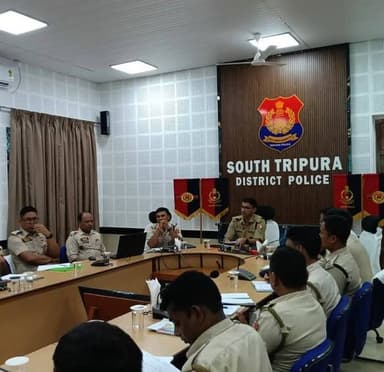 বিলোনিয়া এসপি অফিসে মাসিক অপরাধ ও প্রশাসনিক সম্মেলন, আইন-শৃঙ্খলা ও তদন্তের অগ্রগতি পর্যালোচনা