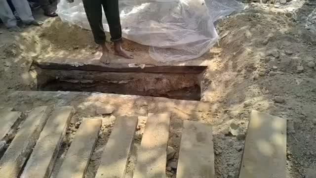लिसाड़ी गेट थाना क्षेत्र स्थित समरगार्डन में संदिग्ध परिस्थितियों में हुई हिना की मौत के मामले में नया मोड़ आ गया है। अधिकारियों के आदेश पर कब्र से शव निकाला गया। पोस्टमार्टम रिपोर्ट आने के बाद ही मौत की वास्तविक वजह का खुलासा हो सकेगा। पुलिस पूरे मामले की जांच में जुटी हुई है #meerut #viralvideo #short #instgramreels #viralpost