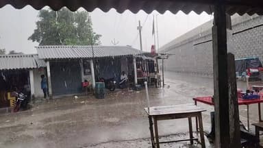 ठाकुरगंज - झमाझम बारिश शुरू, गर्मी से मिली राहत