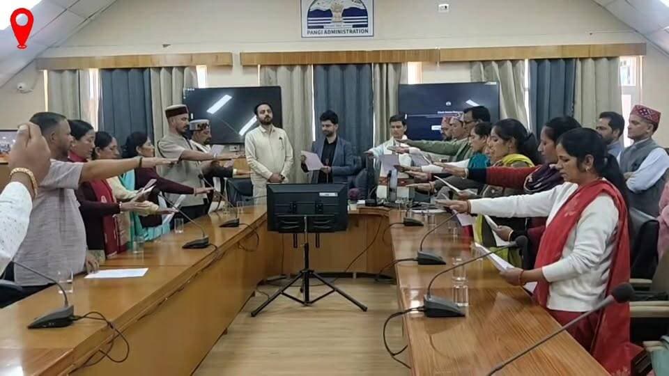पांगी में नवनिर्वाचित पंचायत समिति सदस्यों ने ली पद एवं गोपनीयता की शपथ, ग्रामीण विकास को नई दिशा देने का लिया संकल्प।
#Pangi #PanchayatSamiti #OathCeremony #TribalAreaPangi #RuralDevelopment #LocalGovernance #HimachalPradesh #Democracy #PublicService #GrassrootsDevelopment #Killar #ChambaNews #GoodGovernance #Development #PanchayatiRaj हिम संदेश Pangi Administration