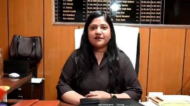 #lahulsptiti रोहतांग पास जाने के लिए परमिट अनिवार्य,
बिना परमिट प्रवेश नहीं होगा
कोकसर की तरफ से रोहतांग जाने के लिए भी परमिट अनिवार्य: जिला पर्यटन विकास अधिकारी
देसी चैनल कुल्लू /केलांग,
जिला पर्यटन विकास अधिकारी, लाहौल-स्पीति कुनिका एकर्स ने जानकारी देते हुए बताया कि कोकसर से रोहतांग पास की ओर जाने के इच्छुक पर्यटकों एवं आम नागरिकों के लिए परमिट प्राप्त करना अनिवार्य है।
उन्होंने कहा कि राष्टीय हरित प्राधिकरण द्वारा रोहतांग पास जाने वाले वाहनों की प्रतिदिन संख्या 1200 निर्धारित की गई है, जिसका सभी पर्यटकों एवं वाहन चालकों को पालन करना होगा।
उन्होंने बताया कि पर्यावरण संरक्षण एवं यातायात प्रबंधन को ध्यान में रखते हुए रोहतांग पास जाने के लिए निर्धारित संख्या के अनुसार ही वाहनों को अनुमति प्रदान की जा रही है। ऐसे में बिना वैध परमिट के किसी भी वाहन को रोहतांग पास की ओर जाने की अनुमति नहीं दी जाएगी।
कुनिका एकर्स ने कहा कि यदि कोई पर्यटक या आमजन बिना परमिट के कोकसर अथवा गुलाबा की ओर से रोहतांग पास जाने का प्रयास करता है, तो उसे संबंधित पुलिस चेक पोस्ट पर ही रोक दिया जाएगा। इससे यात्रियों को अनावश्यक असुविधा और समय की बर्बादी का सामना करना पड़ सकता है।
उन्होंने सभी पर्यटकों एवं वाहन चालकों से आग्रह किया कि वे अपनी यात्रा की पूर्व योजना बनाते हुए निर्धारित वेबसाइट www.rohtangpermits.hp.gov.in पर ऑनलाइन आवेदन कर परमिट प्राप्त करें। परमिट जारी होने के उपरांत ही रोहतांग पास की यात्रा के लिए प्रस्थान करें।
जिला पर्यटन विकास अधिकारी ने कहा कि ऑनलाइन परमिट प्रणाली का उद्देश्य पर्यटकों को सुगम एवं व्यवस्थित यात्रा सुविधा प्रदान करना तथा रोहतांग क्षेत्र में वाहनों की संख्या को नियंत्रित रखना है। उन्होंने सभी आगंतुकों से नियमों का पालन करने और प्रशासन का सहयोग करने की अपील की।
केलांग से रंजीत लाहौली रिपोर्टिं
देसी चैनल कुल्लू देसी चैनल कुल्लू देसी चैनल देवभूमि कुल्लू