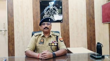 #हरदोई। जनपद के थाना कासिमपुर पुलिस द्वारा 03 शातिर अन्तर्जनपदीय चोरों को चोरी की गयी 22 अदद मोटरसाइकिल, 03 अदद स्कूटी व अवैध शस्त्र सहित गिरफ्तार करने के संबंध में क्षेत्राधिकारी संडीला संतोष सिंह की बाइट ।
#hindustankisham