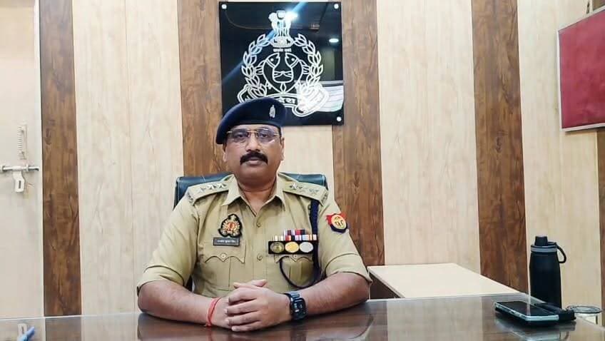 #हरदोई। जनपद के थाना कासिमपुर पुलिस द्वारा 03 शातिर अन्तर्जनपदीय चोरों को चोरी की गयी 22 अदद मोटरसाइकिल, 03 अदद स्कूटी व अवैध शस्त्र सहित गिरफ्तार करने के संबंध में क्षेत्राधिकारी संडीला संतोष सिंह की बाइट ।
#hindustankisham