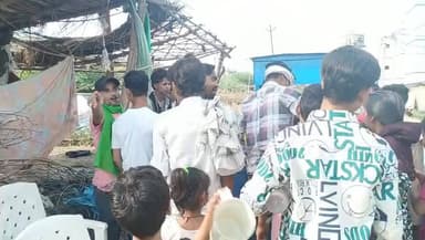 सेवा ही परमो धर्म: भीषण गर्मी में AIMIM टीम बनी राहगीरों की राहत, कालपी में बांटा ठंडा शरबत
कालपी (जालौन)
भीषण गर्मी और तपती धूप के बीच जहां लोग प्यास से बेहाल नजर आ रहे हैं, वहीं ऑल इंडिया मजलिस ए इत्तेहादुल मुस्लिमीन (AIMIM) कालपी नगर की टीम ने इंसानियत की मिसाल पेश करते हुए एक सराहनीय पहल की।
आज कालपी नगर के कांशीराम कॉलोनी क्षेत्र में AIMIM कार्यकर्ताओं द्वारा राहगीरों, मजदूरों और जरूरतमंदों के लिए ठंडे शरबत का वितरण किया गया। तेज धूप में चल रहे लोगों को जैसे ही ठंडा शरबत मिला, उनके चेहरों पर राहत और खुशी साफ दिखाई दी।
इस मौके पर नगर अध्यक्ष शादाब क़ुरैशी के नेतृत्व में पूरी टीम सक्रिय रही। खास तौर पर अमन पठान और आमिर पठान का योगदान बेहद सराहनीय रहा, जिन्होंने लगातार खड़े होकर लोगों को शरबत पिलाया।
स्थानीय लोगों ने भी इस नेक कार्य की जमकर प्रशंसा की और टीम का हौसला बढ़ाया।
कार्यक्रम के दौरान वक्ताओं ने कहा कि प्यासे को पानी पिलाना सबसे बड़ा पुण्य है, और इंसानियत की सेवा ही सबसे बड़ा धर्म है।
भीषण गर्मी में इस तरह की पहल न केवल राहत देती है, बल्कि समाज में भाईचारे और सेवा भावना का संदेश भी फैलाती है।
अंत में AIMIM नगर टीम के सभी साथियों का आभार व्यक्त किया गया, जिन्होंने इस आयोजन को सफल बनाने में अपना योगदान दिया।
#AIMIM #Kalpi #Jalaun #SevaHiParamoDharma #HumanityFirst #SharbatSeva #HeatWaveRelief
#SocialWork #GroundReport #UPNews #KalpiNews #JalaunNews #AIMIMKalpi #PublicService #Insaniyat #HelpingHands #SummerRelief #GoodWork #ViralNews #LocalNews #UPPolitics