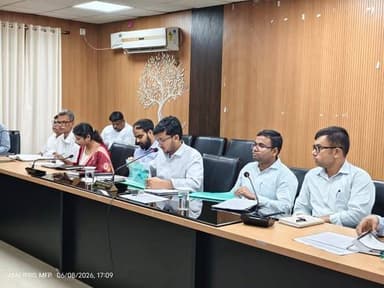 जिले में किसान निबंधन, राजस्व एवं भूमि सुधार, टीकाकरण अभियान तथा एईएस (चमकी बुखार) की तैयारियों को लेकर जिलाधिकारी सुब्रत कुमार सेन ने समाहरणालय सभागार में समीक्षा बैठक की। बैठक में विभिन्न विभागों की प्रगति की विस्तृत समीक्षा करते हुए उन्होंने लंबित मामलों के त्वरित निष्पादन, टीकाकरण अभियान की शत-प्रतिशत सफलता तथा एईएस से बचाव के लिए व्यापक जागरूकता अभियान चलाने का निर्देश दिया।
बैठक में किसान निबंधन की समीक्षा के दौरान बताया गया कि जिले में अब तक 2,88,084 किसानों का निबंधन किया जा चुका है। इनमें प्रधानमंत्री किसान सम्मान निधि योजना से जुड़े 1,43,431 किसान शामिल हैं। जिलाधिकारी ने कहा कि कृषि विभाग की विभिन्न योजनाओं का लाभ किसानों तक पहुंचाने के लिए किसान निबंधन अत्यंत महत्वपूर्ण है। उन्होंने अधिकारियों को निर्देश दिया कि अधिक से अधिक किसानों का निबंधन सुनिश्चित किया जाए। समीक्षा के दौरान यह भी बताया गया कि उर्वरक वितरण में निबंधित किसानों को प्राथमिकता दी जाएगी। किसान निबंधन होने पर किसानों को प्रधानमंत्री किसान सम्मान निधि योजना, उर्वरक वितरण, अधिप्राप्ति तथा अन्य सरकारी योजनाओं का लाभ सहज रूप से उपलब्ध हो सकेगा।
राजस्व एवं भूमि सुधार विभाग की समीक्षा के दौरान ऑनलाइन म्यूटेशन मामलों की स्थिति पर विशेष चर्चा हुई। बैठक में बताया गया कि अब तक 8,781 मामलों का निष्पादन किया गया है, जबकि 8,854 मामले लंबित हैं। वहीं परिमार्जन प्लस के अंतर्गत 17,803 मामलों का निष्पादन किया जा चुका है। अंचलवार लंबित आवेदनों की समीक्षा करते हुए जिलाधिकारी ने सभी लंबित मामलों का रविवार तक निष्पादन सुनिश्चित करने का निर्देश दिया। उन्होंने अपर समाहर्ता (राजस्व) को अपने स्तर से अंचलवार समीक्षा कर आवश्यक सुधारात्मक कार्रवाई करने को कहा। साथ ही चेतावनी दी कि निर्धारित समयसीमा के भीतर आवेदनों का निष्पादन नहीं होने पर संबंधित अधिकारियों पर प्रति आवेदन 500 रुपये की दर से दंड अधिरोपित किया जाएगा।
जिलाधिकारी ने आगामी 16 जून के सहयोग शिविर के सफलतापूर्वक संचालन हेतु प्रखंडों के वरीय पदाधिकारी एवं सभी प्रखंड विकास पदाधिकारी को जनता के कार्यों को सर्वोच्च प्राथमिकता देते हुए उनकी समस्याओं एवं शिकायतों का गुणवत्तापूर्ण निष्पादन सुनिश्चित करने का निर्देश दिया है। समीक्षा के दौरान पाया गया की सहयोग शिविर में कुल 13588 आवेदन प्राप्त हुए जिसमें से 11815 का निष्पादन कर दिया गया है तथा 763 आवेदन नियमानुसार वैध नहीं रहने के कारण अस्वीकृत किया गया है। जिलाधिकारी ने शेष आवेदनो का त्वरित समाधान करने तथा सभी अधिकारियों को पूरी जवाबदेही एवं निष्ठा के साथ जनता की समस्याओं का संतोषजनक समाधान सुनिश्चित करने का निर्देश दिया है।
स्वास्थ्य विभाग की समीक्षा के दौरान आगामी राष्ट्रीय पल्स पोलियो अभियान की तैयारियों पर विस्तार से चर्चा की गई। बैठक में बताया गया कि 28 जून से 4 जुलाई तक जिले में राष्ट्रीय टीकाकरण दिवस अभियान के तहत बच्चों को पोलियो की खुराक पिलाई जाएगी। इसके लिए 8,57,684 घरों और 7,92,506 बच्चों को लक्ष्य बनाया गया है। अभियान को सफल बनाने के लिए जिले में 1,798 टीमों का गठन किया गया है। इसके अलावा 60 मोबाइल टीम, 612 सुपरवाइजर तथा 166 उपडिपो बनाए गए हैं। जिलाधिकारी ने निर्देश दिया कि अभियान में शामिल सभी जिला एवं प्रखंड स्तरीय कर्मियों को 8 जून से प्रशिक्षण दिया जाए, ताकि सरकारी दिशा-निर्देशों एवं मानकों के अनुरूप टीकाकरण अभियान सफलतापूर्वक संचालित किया जा सके और कोई भी बच्चा पोलियो की खुराक से वंचित न रहे।
जिलाधिकारी ने सिविल सर्जन एवं जिला प्रतिरक्षण पदाधिकारी को अस्पतालों का नियमित भ्रमण कर औचक निरीक्षण करने तथा आवश्यक सुधार सुनिश्चित करने का निर्देश दिया। उन्होंने किशोरी टीका अभियान की समीक्षा करते हुए कहा कि बच्चेदानी के कैंसर की रोकथाम के लिए चलाए जा रहे अभियान का प्रखंडवार व्यापक कवरेज सुनिश्चित किया जाए। समीक्षा में पाया गया कि 56,061 के लक्ष्य के विरुद्ध अब तक 44,647 किशोरियों का टीकाकरण किया गया है। जिलाधिकारी ने शेष पात्र किशोरियों को भी जल्द से जल्द अभियान से जोड़ने का निर्देश दिया।
नियमित टीकाकरण कार्यक्रम की समीक्षा के दौरान बताया गया कि जापानी इंसेफेलाइटिस (जेई) टीकाकरण के तहत 1,49,268 बच्चों के लक्ष्य के विरुद्ध प्रथम डोज की उपलब्धि 1,40,213 तथा द्वितीय डोज की उपलब्धि 1,30,730 रही है। जिलाधिकारी ने इस उपलब्धि को और बेहतर बनाने तथा शत-प्रतिशत लक्ष्य प्राप्त करने के लिए विशेष अभियान चलाने का निर्देश दिया।
बैठक में एईएस (एक्यूट इंसेफेलाइटिस सिंड्रोम) की स्थिति की भी समीक्षा की गई। जिलाधिकारी ने सिविल सर्जन एवं जिला कार्यक्रम प्रबंधक (डीपीएम) को निर्देश दिया कि सभी प्रखंडों में चिकित्सा पदाधिकारियों एवं स्वास्थ्य कर्मियों को पूरी तरह सक्रिय और सतर्क रखा जाए। उन्होंने कहा कि अस्पतालों में उपलब्ध संसाधनों का प्रभावी उपयोग करते हुए मरीजों का त्वरित उपचार सुनिश्चित किया जाए। बढ़ती गर्मी को देखते हुए सभी अधिकारियों एवं कर्मियों को अलर्ट मोड में रहने का निर्देश दिया गया।
जिलाधिकारी ने आंगनबाड़ी सेविका, सहायिका, आशा कार्यकर्ता, एएनएम एवं जीविका दीदियों को घर-घर भ्रमण कर शून्य से 15 वर्ष आयु वर्ग के बच्चों की नियमित निगरानी करने तथा लाइन लिस्टिंग के आधार पर प्रतिदिन मॉनिटरिंग करने का निर्देश दिया। साथ ही व्यापक जन-जागरूकता अभियान चलाकर लोगों को एईएस से बचाव के उपायों की जानकारी देने को कहा।
समीक्षा के दौरान बताया गया कि मई माह में एईएस का एक भी मामला सामने नहीं आया, जबकि जून माह में अब तक केवल एक मामला प्रतिवेदित हुआ है। संबंधित बच्चा उपचार के बाद पूरी तरह स्वस्थ होकर अपने घर लौट चुका है। जिलाधिकारी ने कहा कि प्रशासन और स्वास्थ्य विभाग की सतर्कता के कारण स्थिति नियंत्रण में है, लेकिन किसी भी प्रकार की लापरवाही बर्दाश्त नहीं की जाएगी। उन्होंने सभी विभागों को समन्वय के साथ कार्य करते हुए जनहित से जुड़े कार्यक्रमों को समयबद्ध एवं प्रभावी ढंग से लागू करने का निर्देश दिया।