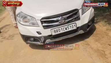 कार से 224 लीटर विदेशी शराब बरामद, एक गिरफ्तार
जगदीशपुर अनुमंडल के धनगाई थाना क्षेत्र स्थित केसरी मोड़ के पास मध्य निषेध एवं उत्पाद विभाग की टीम ने बड़ी कार्रवाई करते हुए एक कार से 224 लीटर विदेशी शराब बरामद की है।
गुप्त सूचना के आधार पर चलाए गए वाहन जांच अभियान के दौरान संदिग्ध कार की तलाशी ली गई, जिसमें भारी मात्रा में विदेशी शराब मिली। मौके से वाहन चालक राहुल कुमार पाल को गिरफ्तार कर लिया गया।
बताया जा रहा है कि शराब की खेप उत्तर प्रदेश के चंदौली से पटना ले जाई जा रही थी। बरामद शराब और कार को जब्त कर लिया गया है तथा आरोपी के खिलाफ बिहार मद्य निषेध एवं उत्पाद अधिनियम के तहत मामला दर्ज कर आगे की कार्रवाई की जा रही है।
#Jagdishpur #Bhojpur #Bihar #LiquorSeizure #Prohibition #ExciseDepartment #BreakingNews