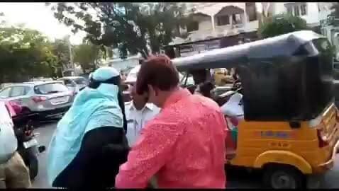 🚨 20 चालान, 8 साल का बकाया! पुलिस ने रोका तो महिला ने किया हंगामा | Hyderabad Viral Video
🚨 हैदराबाद ट्रैफिक पुलिस ने 20 लंबित चालानों वाली एक बुर्का पहने महिला को रोका।
रिपोर्ट्स के अनुसार, वाहन पर 2017 से कई चालान लंबित थे। वायरल वीडियो में महिला पुलिसकर्मियों के साथ बहस करती हुई दिखाई दे रही है। आरोप है कि उन्होंने सहयोग करने के बजाय हंगामा किया और मौके पर तनावपूर्ण स्थिति पैदा हो गई।
घटना का वीडियो सोशल मीडिया पर तेजी से वायरल हो रहा है, जहां लोग ट्रैफिक नियमों के पालन और कानून के प्रति जिम्मेदारी को लेकर चर्चा कर रहे हैं।
🚦 सड़क पर नियम सभी के लिए समान हैं, चाहे कोई भी हो।
#Hyderabad #TrafficPolice #TrafficRules #Challan #viralvideos