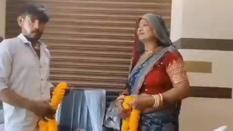 🚨 कानपुर से एक चौंकाने वाला मामला सामने आया है।
रिपोर्ट्स के अनुसार, एक व्यक्ति ने कथित तौर पर अपनी सास के साथ कोर्ट मैरिज कर ली, जिसके बाद यह मामला सोशल मीडिया और स्थानीय स्तर पर चर्चा का विषय बन गया है।
घटना को लेकर लोगों की अलग-अलग प्रतिक्रियाएँ सामने आ रही हैं। वहीं, मामले से जुड़ी परिस्थितियों और कानूनी पहलुओं को लेकर भी कई सवाल उठ रहे हैं।
फिलहाल, इस अनोखी शादी की खबर तेजी से वायरल हो रही है और लोग इस पर अपनी-अपनी राय व्यक्त कर रहे हैं। 😲
#Kanpur #BreakingNews #ViralNews #CourtMarriage #TrendingNews #UttarPradesh #UPNews #SocialMedia #IndiaNews #ViralStory