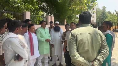 लखीमपुर खीरी:तेंदुए के हमले में मासूम शुभम यादव की मौत के बाद पोस्टमार्टम हाउस पहुंचे धौरहरा सांसद आनंद भदौरिया ने परिजनों को सांत्वना दी। उन्होंने बढ़ रही मानव-वन्यजीव संघर्ष की घटनाओं पर चिंता जताते हुए वन विभाग को तेंदुए को पकड़ने के लिए रेस्क्यू अभियान तेज करने और पीड़ित परिवार को शीघ्र मुआवजा दिलाने के निर्देश दिए।
#Dhaurahra #AnandBhadauria #LakhimpurKheri #LeopardAttack #samajwadipartyofficial
#NewsUpdate