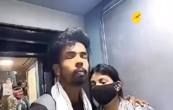 ग्वालियर के प्रेमी जोड़े घर से भागे प्रेमी युगल, रोती युवती बोली- मेरे इस कदम से घर वाले दुखी होंगे.. अपने किए पर पछता रही, वायरल वीडियो देखें
सोशल मीडिया पर एक भावुक वीडियो तेजी से वायरल हो रहा है, जिसमें एक युवक और युवती अपने भविष्य को लेकर चिंता और भावनात्मक उथल-पुथल में नजर आ रहे हैं। वीडियो में युवक सेल्फी मोड में रिकॉर्डिंग करता दिखाई देता है, जबकि युवती उसके कंधे से लगकर रोती हुई नजर आती है।
वीडियो में युवती कहती सुनाई देती है कि वे घर छोड़कर आ गए हैं और अब उसे यह सोचकर दुख हो रहा है कि उनके इस कदम से परिवार वाले कितने परेशान हो रहे होंगे। इस पर युवक उसे समझाते हुए कहता है कि यदि वे ऐसा नहीं करते तो परिवार उन्हें एक साथ रहने की अनुमति नहीं देता। जवाब में युवती भावुक होकर कहती है कि हो सकता है परिवार उनके भले के लिए ही ऐसा कह रहा हो।
बातचीत के दौरान दोनों के चेहरे पर भविष्य को लेकर चिंता साफ दिखाई देती है। युवक कहता है कि अब वे कोई नौकरी तलाशेंगे, मेहनत करेंगे और जीवन की चुनौतियों का सामना करेंगे। वहीं युवती की बातों से यह एहसास होता है कि घर छोड़ने के फैसले के बाद उसे परिवार की चिंता और जिम्मेदारियों का अहसास होने लगा है।
हालांकि यह वीडियो कब और कहां का है, इसकी पुष्टि नहीं हो सकी है। साथ ही वीडियो में किए गए दावों की स्वतंत्र रूप से पुष्टि भी नहीं हुई है।
यह वीडियो युवाओं के लिए एक महत्वपूर्ण संदेश छोड़ता है। भावनाओं में लिया गया कोई भी बड़ा फैसला जीवन की वास्तविक चुनौतियों से जुड़ा होता है। घर छोड़ने के बाद केवल साथ होना ही पर्याप्त नहीं होता, बल्कि रोजगार, रहने की व्यवस्था, आर्थिक सुरक्षा और रोजमर्रा की जरूरतों को पूरा करने के लिए भी कड़ा संघर्ष करना पड़ता है। ऐसे में किसी भी महत्वपूर्ण निर्णय से पहले उसके सभी पहलुओं पर गंभीरता से विचार करना जरूरी है। Collector Office Bhind #MPNews #GwaliorKhabar #गोरमी #GwaliorNews #मध्यप्रदेश #trendingnews #bhind #CrimeNews