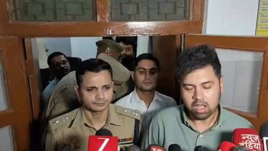 🔹 बाढ़ चौकी निरीक्षण के बाद अन्नपूर्णा राशन दुकान का निरीक्षण किया गया।
🔹 राशन दुकान में परचून संचालन पर एसडीएम ने जताई आपत्ति।
🔹 अभद्रता के बाद ग्रामीणों को बुलाने का आरोप।
🔹 सरकारी वाहन पर डंडों और पत्थरों से हमला।
🔹 एसडीएम के सिर में चोट, उपचार के बाद हालत सामान्य।
🔹 पुलिस ने मुकदमा दर्ज कर जांच शुरू की।
🔹 क्षेत्र में पुलिस बल तैनात, कानून-व्यवस्था सामान्य।
#Hardoi #Shahabad #SDMShahabad #HardoiNews #JanHunkarNews
