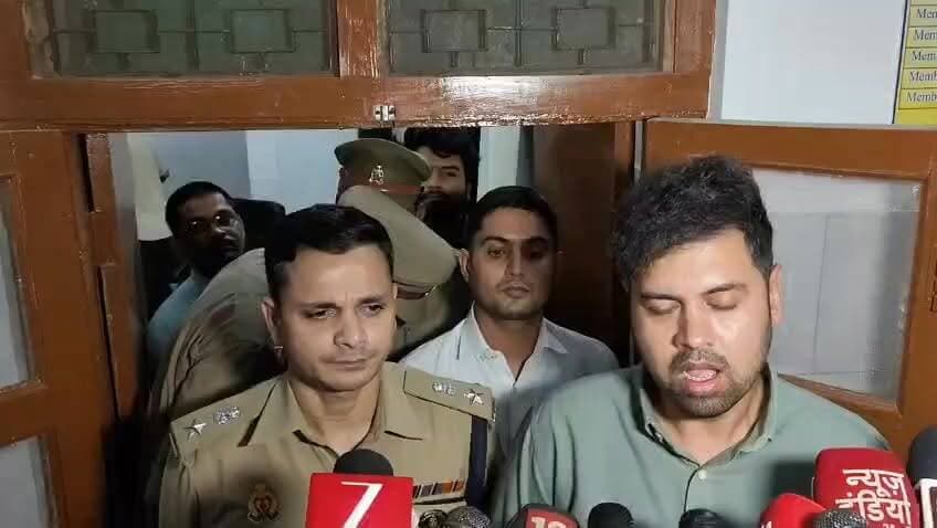 🔹 बाढ़ चौकी निरीक्षण के बाद अन्नपूर्णा राशन दुकान का निरीक्षण किया गया।
🔹 राशन दुकान में परचून संचालन पर एसडीएम ने जताई आपत्ति।
🔹 अभद्रता के बाद ग्रामीणों को बुलाने का आरोप।
🔹 सरकारी वाहन पर डंडों और पत्थरों से हमला।
🔹 एसडीएम के सिर में चोट, उपचार के बाद हालत सामान्य।
🔹 पुलिस ने मुकदमा दर्ज कर जांच शुरू की।
🔹 क्षेत्र में पुलिस बल तैनात, कानून-व्यवस्था सामान्य।
#Hardoi #Shahabad #SDMShahabad #HardoiNews #JanHunkarNews