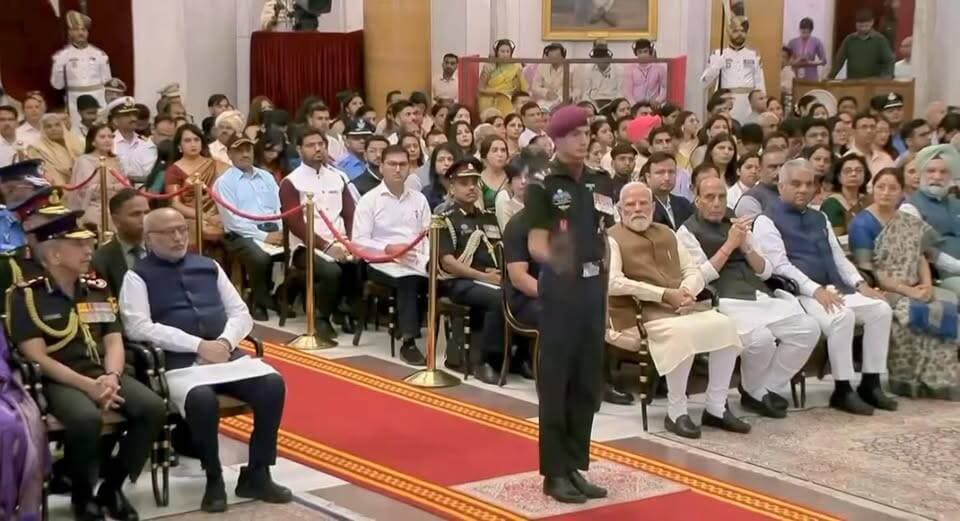 हिमाचल प्रदेश के बहुत ही गर्व के पल
हमारी सेना की जय भारत माता की जय
हिमाचल प्रदेश के जिला मंडी के जोगिंद्रनगर क्षेत्र की ग्राम पंचायत दारट बगला के वीर सपूत कैप्टन योगेंद्र सिंह ठाकुर जी को देश के प्रतिष्ठित वीरता सम्मान “शौर्य चक्र” से सम्मानित किए जाने पर हार्दिक बधाई।
कैप्टन योगेंद्र सिंह ठाकुर जी ने अपने साहस, दृढ़ संकल्प और मातृभूमि के प्रति समर्पण से यह सिद्ध किया है कि हिमाचल की धरती आज भी वीरों की जननी है। उनका यह सम्मान भारतीय सेना के शौर्य, अनुशासन और राष्ट्र के प्रति समर्पण का प्रतीक है।
यह गौरवपूर्ण उपलब्धि प्रदेश के युवाओं को देशसेवा के लिए प्रेरित करेगी तथा आने वाली पीढ़ियों के लिए एक आदर्श बनेगी।
समस्त हिमाचल प्रदेश को अपने इस वीर सपूत की उपलब्धि पर गर्व है।
जय हिन्द! 🇮🇳
#devbhoomilivehp #nonfollowersviewersfollowersシ゚vira #everyonehighlightsfollowers #nonfollowersviewersfollowersシ゚viralfollowersシ゚ #highlight2026 #nehighlightsfollowers