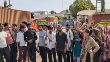 वेतन वृद्धि को लेकर फैक्ट्री कर्मचारियों का प्रदर्शन
फतेहपुर में फैमिली फूड प्राइवेट लिमिटेड के गेट पर जुटे कर्मचारी
औंग थाना क्षेत्र में श्रमिकों का हंगामा, प्रबंधन और प्रशासन की बढ़ी चिंता
रिपोर्ट नागेंद्र पांडये
उत्तर प्रदेश के फतेहपुर जिले में औंग थाना क्षेत्र स्थित फैमिली फूड प्राइवेट लिमिटेड में कर्मचारियों द्वारा वेतन वृद्धि की मांग को लेकर प्रदर्शन किए जाने की खबर सामने आई है। बताया जा रहा है कि बड़ी संख्या में कर्मचारी फैक्ट्री गेट पर एकत्र होकर अपनी मांगों के समर्थन में प्रदर्शन कर रहे हैं। घटना के बाद क्षेत्र में चर्चा का माहौल है और प्रशासनिक गतिविधियां भी तेज हो गई हैं।
वेतन वृद्धि की मांग को लेकर कर्मचारियों का प्रदर्शन
प्राप्त जानकारी के अनुसार, फतेहपुर जिले के औंग थाना क्षेत्र में हाईवे किनारे संचालित फैमिली फूड प्राइवेट लिमिटेड में मंगलवार को कर्मचारियों ने वेतन वृद्धि की मांग को लेकर प्रदर्शन शुरू कर दिया। बताया जा रहा है कि बड़ी संख्या में श्रमिक फैक्ट्री के मुख्य द्वार पर एकत्र हुए और अपनी मांगों को लेकर विरोध दर्ज कराया।
कर्मचारियों का कहना है कि बढ़ती महंगाई और जीवन-यापन की लागत के बीच वर्तमान वेतन संरचना उनकी आवश्यकताओं को पूरा करने में सक्षम नहीं है। इसी को लेकर श्रमिक लंबे समय से वेतन पुनरीक्षण की मांग कर रहे थे।
फैक्ट्री गेट पर जुटी भीड़, प्रबंधन पर बढ़ा दबाव
सूत्रों के अनुसार प्रदर्शन के दौरान कर्मचारियों ने शांतिपूर्ण तरीके से अपनी मांगें रखीं, हालांकि बड़ी संख्या में लोगों के जुटने से फैक्ट्री प्रबंधन पर दबाव बढ़ गया। प्रदर्शन की सूचना मिलते ही स्थानीय प्रशासन और पुलिस भी स्थिति पर नजर बनाए हुए है।
हालांकि खबर लिखे जाने तक किसी अप्रिय घटना की सूचना नहीं मिली थी। कर्मचारियों और प्रबंधन के बीच बातचीत की संभावना जताई जा रही है ताकि मामले का समाधान निकाला जा सके।
श्रमिकों की मांग और उद्योग जगत की चुनौती
विशेषज्ञों का मानना है कि औद्योगिक क्षेत्रों में समय-समय पर वेतन पुनरीक्षण और श्रमिक हितों की समीक्षा आवश्यक है। इससे उत्पादन व्यवस्था और श्रमिक संतुष्टि दोनों को संतुलित रखने में मदद मिलती है।
स्थानीय लोगों का कहना है कि यदि संवाद के माध्यम से समाधान निकाला जाए तो श्रमिकों और उद्योग दोनों के हित सुरक्षित रह सकते हैं।
वायरल फैक्ट
फतेहपुर जिले में हाल के दिनों में विभिन्न औद्योगिक इकाइयों में कर्मचारियों द्वारा वेतन और श्रमिक सुविधाओं को लेकर आवाज उठाने के मामले सामने आए हैं। फैमिली फूड प्राइवेट लिमिटेड में हुए इस प्रदर्शन की तस्वीरें और वीडियो सोशल मीडिया पर भी तेजी से चर्चा का विषय बन रहे हैं।
फिलहाल फैक्ट्री कर्मचारियों की वेतन वृद्धि की मांग और प्रबंधन के रुख को लेकर स्थिति पर सभी की निगाहें टिकी हुई हैं। यह मामला केवल एक फैक्ट्री तक सीमित नहीं है, बल्कि श्रमिक कल्याण और औद्योगिक संबंधों से जुड़े व्यापक सवाल भी खड़े करता है। आने वाले दिनों में प्रशासन, प्रबंधन और कर्मचारियों के बीच होने वाली बातचीत से ही इस विवाद की दिशा तय होगी।
ND NEWS की अपील
🔹 श्रमिक और प्रबंधन दोनों संवाद और संवैधानिक तरीकों से समस्याओं का समाधान करें।
🔹 औद्योगिक इकाइयों में श्रमिक कल्याण, सुरक्षा और वेतन संबंधी मुद्दों की नियमित समीक्षा की जाए।
🔹 प्रशासन श्रमिकों और उद्योगों के बीच संतुलन बनाते हुए निष्पक्ष मध्यस्थता सुनिश्चित करे।
🔹 किसी भी प्रकार के प्रदर्शन को शांतिपूर्ण और कानूनसम्मत तरीके से किया जाए।
🔹 रोजगार और उत्पादन दोनों राष्ट्र निर्माण के महत्वपूर्ण आधार हैं, इसलिए विवादों का समाधान वार्ता के माध्यम से होना चाहिए।
ND NEWS संदेश:
"मजबूत उद्योग और संतुष्ट श्रमिक ही आर्थिक विकास की असली पहचान हैं। संवाद, सम्मान और न्यायपूर्ण समाधान ही प्रगति का रास्ता है।"
👇👇👇
#NDNews
#दैनिकनिष्पक्षधारा
#FatehpurNews
#AungPolice
#FamilyFoodPrivateLimited
#WorkersProtest
#SalaryHike
#LabourRights
#IndustrialNews
#Fatehpur
#UPNews
#NDNewsChannel
👇👇👇
@dgpup
@RSSorg
@UPGovt
@wpl1090
@RSSgeet
@Uppolice
@MIB_India
@PMOIndia
@HMOIndia
@abmanglik
@VHPDigital
@igrangealld
@myogioffice
@InfoDeptUP
@dmfatehpur
@sdmsadarftp
@CMOfficeUP
@CMOUP_RC
@UPPRD1948
@ChiefSecyUP
@ChiefSecyUP
@MahantYogiG
@FatehpurSdm
@fatehpurpolice
@BajrangDalOrg
@112UttarPradesh
@myogiadityanath
@CommissionerPrg
@ADGZonPrayagraj
👇👇
🟥 ND NEWS | दैनिक निष्पक्ष धारा
मुख्य संपादक / संस्थापक: राजन सिंह हाड़ा
सह-संपादक: शालिनी सिंह भदौरिया
✒️ रिपोर्ट :
📍 कार्यालय-3: U158, हीरा स्वीट्स के पास, विकास मार्ग, लक्ष्मी नगर, पूर्वी दिल्ली, पिन कोड – 110092 (NCR)
📍 कार्यालय-2: विधानसभा रोड, बर्लिंगटन चौराहा, लखनऊ – 226001 (UP)
📍 कार्यालय-1: 1/1 अटल बिहारी चौराहा, नियर बर्मा चौराहा, फतेहपुर – 212601 (UP)
📅 दिनांक: 09 जून 2026
📆 दिन: मंगलवार
📧 Email: ndnewschannel@gmail.com
📞 मोबाइल: 9696119696