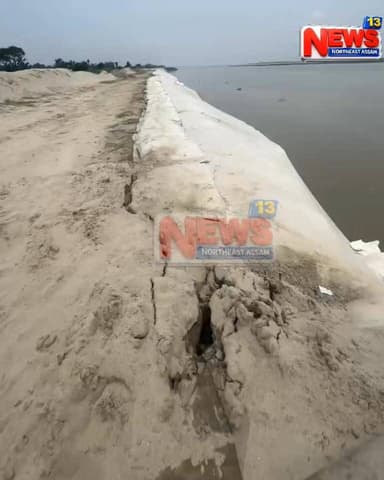 চাওক কি দৰে জহিখহি গৈছে ব্ৰহ্মপুত্ৰ গৰাখহনীয়া প্ৰতিৰোধ কৰাৰ বাবে কৌটি কৌটি টকাৰ আঁচনি!
দৃশ্য কামৰূপ জিলাৰ গৰৈমাৰীৰ আঁচলপাৰা বৰাখাটৰ