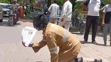UP: आगरा में निलंबित पुलिसकर्मी कॉकरोच बनाकर अदालत में पेशी पर आया है।
पुलिसकर्मी का आरोप है उस पर पूर्व में छेड़खानी का फर्जी मुकदमा लगा हुआ है। और अदालत में लगातार तारीख पर तारीख पड़ रही है और उसे न्याय नहीं मिल रहा है।
उसने बताया कि वह काॅकरोच नाम से कोचिंग सेंटर का संचालन कर रहा है और काॅकरोच पार्टी का समर्थक है।
#viral #trend #cackroch #public #न्याय