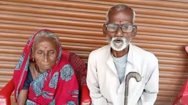 অত্যন্ত লজ্জাজনক ঘটনা
ছেলের অত্যাচারের অভিযোগে অসহায় বৃদ্ধ দম্পতি, বাড়ি ছেড়ে আশ্রয়ের খোঁজে মা-বাবা
বার্ধক্যে চরম দুর্ভোগ! ছেলের নির্যাতনের অভিযোগে বাড়িছাড়া বৃদ্ধ দম্পতি