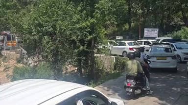 धर्मशाला के नारोजी रोड़ पर ट्रैफिक जाम में पिछले एक घंटे से फंसी एंबुलेंस, परिजन ने लगाए पुलिस कर्मचारी पर एंबुलेंस को न जाने के आरोप, एंबुलेस में था हार्ट पेशेंट ।
#himachalpradesh #dharmsala #meclodganj #ambulance #trafficjam #followers #highlights
