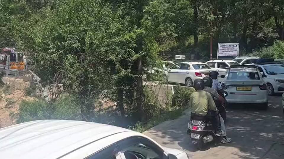 धर्मशाला के नारोजी रोड़ पर ट्रैफिक जाम में पिछले एक घंटे से फंसी एंबुलेंस, परिजन ने लगाए पुलिस कर्मचारी पर एंबुलेंस को न जाने के आरोप, एंबुलेस में था हार्ट पेशेंट ।
#himachalpradesh #dharmsala #meclodganj #ambulance #trafficjam #followers #highlights