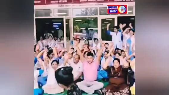 महिला आयोग अध्यक्ष रेणु भाटिया के बयान पर बवाल, नर्सों ने किया विरोध प्रदर्शन, इस्तीफे की मांग
पंचकूला। हरियाणा राज्य महिला आयोग की अध्यक्ष रेणु भाटिया के एक कथित बयान को लेकर प्रदेशभर में नर्सिंग समुदाय में नाराजगी देखने को मिल रही है। नर्सिंग एसोसिएशन ने आरोप लगाया कि अध्यक्ष द्वारा नर्सों के संबंध में आपत्तिजनक और अपमानजनक टिप्पणी की गई है, जिससे पूरे नर्सिंग वर्ग की भावनाएं आहत हुई हैं।
विरोध स्वरूप विभिन्न अस्पतालों की नर्सें करीब दो घंटे की सांकेतिक हड़ताल पर बैठ गईं और महिला आयोग अध्यक्ष के खिलाफ जमकर नारेबाजी की। प्रदर्शनकारी नर्सों ने कहा कि उनके पेशे की गरिमा पर सवाल उठाने वाले किसी भी बयान को बर्दाश्त नहीं किया जाएगा।
नर्सिंग एसोसिएशन के पदाधिकारियों ने कहा कि यदि जल्द ही कथित बयान पर स्पष्टीकरण और माफी नहीं दी गई तो आंदोलन को और तेज किया जाएगा। उन्होंने महिला आयोग अध्यक्ष रेणु भाटिया के इस्तीफे की मांग करते हुए कहा कि इस प्रकार की टिप्पणियां महिलाओं और स्वास्थ्य कर्मियों के सम्मान को ठेस पहुंचाती हैं।
प्रदर्शन के दौरान नर्सों ने सरकार से मामले में हस्तक्षेप कर उचित कार्रवाई करने की मांग की। वहीं इस विवाद को लेकर राजनीतिक और सामाजिक संगठनों की प्रतिक्रियाएं भी सामने आने लगी हैं।
#Renubhatia #NursesProtest #HaryanaNurses #MahilaAayog #NursingAssociation #HaryanaNews #PanchkulaNews #SamacharSansarNews24 #हरियाणान्यूज #नर्सोंकाविरोध #रेणुभाटिया #महिलाआयोग #समाचारसंसारन्यूज24