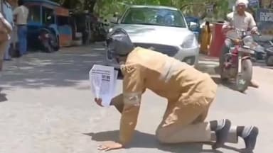#आगरा: #कॉकरोच की वेशभूषा में कोर्ट पहुंचा पुलिस वाला....
पुलिसकर्मी का आरोप है कि उसको छेड़खानी के झूठे केश में फंसाया गया है...
#videoviral