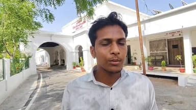 विधायक से शिकायत करना पड़ा भारी!
गार्डों की दबंगई—ग्रामीणों से मारपीट, वीडियो भी कराया डिलीट
जालौन के कलेक्ट्रेट परिसर में सोमवार को उस समय हड़कंप मच गया, जब बिजली समस्या को लेकर कालपी विधायक विनोद चतुर्वेदी से मिलने पहुंचे ग्रामीणों के साथ उनके ही सुरक्षाकर्मियों ने कथित तौर पर मारपीट कर दी।
क्या है पूरा मामला?
महेवा ब्लॉक के ग्राम कुकुहोनू के ओम नारायण, लल्लू राम, संजय, राहुल, दिलीप पाल और सर्वेश बिजली संकट की शिकायत लेकर डीएम कार्यालय पहुंचे थे।
प्रार्थना पत्र देने के बाद बाहर निकलते समय उनकी मुलाकात विधायक से हुई।
वीडियो बनाना पड़ा भारी!
ग्रामीणों का आरोप है कि बातचीत के दौरान जैसे ही ओम नारायण ने मोबाइल से वीडियो बनाना शुरू किया, तभी विधायक के दो गार्ड—अंकित मिश्रा और एक अज्ञात—अचानक भड़क उठे।
गार्डों ने ग्रामीणों से मारपीट की।
मोबाइल छीनकर वीडियो जबरन डिलीट कराया।
अभद्र भाषा का भी इस्तेमाल किया गया।
सबसे बड़ा सवाल
घटना के दौरान विधायक मौके पर मौजूद रहे, लेकिन पीड़ितों का आरोप है कि उन्होंने गार्डों को रोकने की कोशिश तक नहीं की।
ग्रामीणों में भारी आक्रोश
पीड़ितों ने जिलाधिकारी जालौन को शिकायती पत्र देकर कहा—
अगर जनता अपनी समस्या भी नहीं बता सकती और उसके साथ मारपीट होगी, तो आम आदमी की सुरक्षा कैसे होगी?
मानवाधिकार हनन का आरोप
ग्रामीणों ने इसे सीधा-सीधा मानवाधिकारों का उल्लंघन बताते हुए दोषी गार्डों पर मुकदमा दर्ज कर सख्त कार्रवाई की मांग की है।
जनता पूछ रही है:
क्या अब जनप्रतिनिधियों तक पहुंचना भी खतरे से खाली नहीं?
प्रशासन क्या करेगा? कार्रवाई या लीपापोती—नजर बनी रहेगी…
#BreakingNews #Jalaun #Orai #Kalpi #UPNews #ElectricityCrisis #PowerCut #VinodChaturvedi #DMJalaun #UPPolice #HumanRights #GroundReport #ViralNews #जनता_की_आवाज #सत्ता_की_दबंगई #JusticeForVillagers #LawAndOrder #UPGovernment