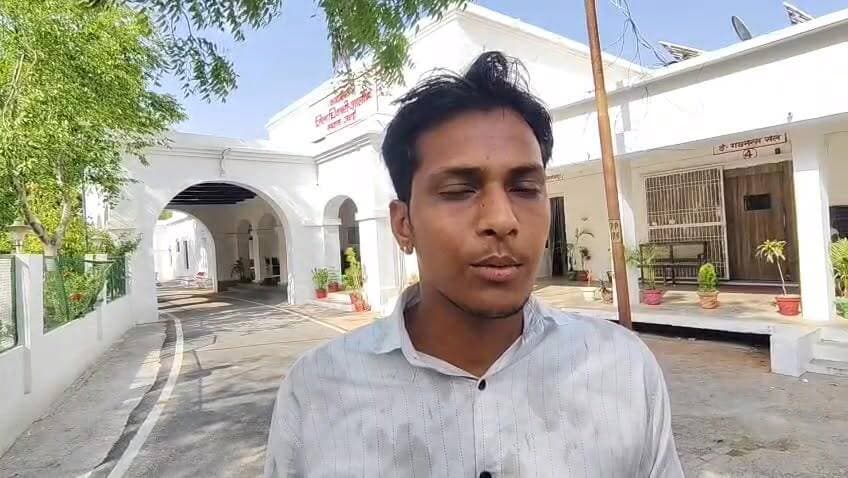 विधायक से शिकायत करना पड़ा भारी!
गार्डों की दबंगई—ग्रामीणों से मारपीट, वीडियो भी कराया डिलीट
जालौन के कलेक्ट्रेट परिसर में सोमवार को उस समय हड़कंप मच गया, जब बिजली समस्या को लेकर कालपी विधायक विनोद चतुर्वेदी से मिलने पहुंचे ग्रामीणों के साथ उनके ही सुरक्षाकर्मियों ने कथित तौर पर मारपीट कर दी।
क्या है पूरा मामला?
महेवा ब्लॉक के ग्राम कुकुहोनू के ओम नारायण, लल्लू राम, संजय, राहुल, दिलीप पाल और सर्वेश बिजली संकट की शिकायत लेकर डीएम कार्यालय पहुंचे थे।
प्रार्थना पत्र देने के बाद बाहर निकलते समय उनकी मुलाकात विधायक से हुई।
वीडियो बनाना पड़ा भारी!
ग्रामीणों का आरोप है कि बातचीत के दौरान जैसे ही ओम नारायण ने मोबाइल से वीडियो बनाना शुरू किया, तभी विधायक के दो गार्ड—अंकित मिश्रा और एक अज्ञात—अचानक भड़क उठे।
गार्डों ने ग्रामीणों से मारपीट की।
मोबाइल छीनकर वीडियो जबरन डिलीट कराया।
अभद्र भाषा का भी इस्तेमाल किया गया।
सबसे बड़ा सवाल
घटना के दौरान विधायक मौके पर मौजूद रहे, लेकिन पीड़ितों का आरोप है कि उन्होंने गार्डों को रोकने की कोशिश तक नहीं की।
ग्रामीणों में भारी आक्रोश
पीड़ितों ने जिलाधिकारी जालौन को शिकायती पत्र देकर कहा—
अगर जनता अपनी समस्या भी नहीं बता सकती और उसके साथ मारपीट होगी, तो आम आदमी की सुरक्षा कैसे होगी?
मानवाधिकार हनन का आरोप
ग्रामीणों ने इसे सीधा-सीधा मानवाधिकारों का उल्लंघन बताते हुए दोषी गार्डों पर मुकदमा दर्ज कर सख्त कार्रवाई की मांग की है।
जनता पूछ रही है:
क्या अब जनप्रतिनिधियों तक पहुंचना भी खतरे से खाली नहीं?
प्रशासन क्या करेगा? कार्रवाई या लीपापोती—नजर बनी रहेगी…
#BreakingNews #Jalaun #Orai #Kalpi #UPNews #ElectricityCrisis #PowerCut #VinodChaturvedi #DMJalaun #UPPolice #HumanRights #GroundReport #ViralNews #जनता_की_आवाज #सत्ता_की_दबंगई #JusticeForVillagers #LawAndOrder #UPGovernment