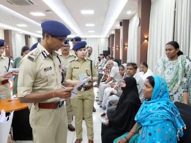 जनसुनवाई में पहुंचे 92 आवेदन, पुलिस कमिश्नर ने दिए त्वरित कार्रवाई के निर्देश
आमजन की समस्याओं के समाधान के लिए इंदौर पुलिस की जनसुनवाई
इंदौर में आयोजित जनसुनवाई में पुलिस कमिश्नर संतोष कुमार सिंह ने नागरिकों की शिकायतें सुनीं और उनके त्वरित निराकरण के लिए अधिकारियों को आवश्यक निर्देश दिए। जनसुनवाई में 92 आवेदन प्राप्त हुए।
जनसुनवाई में पारिवारिक विवाद, फाइनेंशियल फ्रॉड, पैसों के लेन-देन, महिला अपराध और जमीन-मकान से जुड़े मामलों की शिकायतें प्रमुख रूप से सामने आईं। पुलिस कमिश्नर ने सभी शिकायतों को गंभीरता से सुनते हुए संबंधित अधिकारियों को निष्पक्ष और प्रभावी कार्रवाई के निर्देश दिए। साथ ही मध्यस्थता केंद्रों के माध्यम से पारिवारिक और आपसी विवादों के शांतिपूर्ण समाधान के प्रयास जारी रखने की बात कही।
संतोष कुमार सिंह, पुलिस कमिश्नर, इंदौर
#IndorePolice
#Jansunwai
#PoliceCommissioner
#PublicGrievance
#IndoreNews