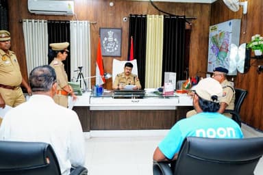 #सुनवाई_समाधान_संतुष्टि
⏭️SSP इटावा @BrijeshS_211 द्वारा जनसुनवाई में आए फरियादियों की सुनी गई समस्याएं, जनसुनवाई के दौरान प्राप्त प्रार्थना पत्र (शिकायतों) पर प्रभावी कार्यवाही हेतु सम्बन्धित को निर्देशित किया गया ।
@homeupgov
@Uppolice
@dgpup
@adgzonekanpur
@igrangekanpur https://t.co/LScGhxB9Qs