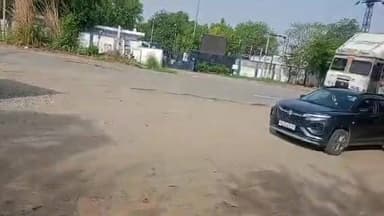 कारोडा के पास साहबी नदी की पुलिया पर मरम्मत कार्य शुरू, 7 दिन रहेगा यातायात बंद
अलवर–बहरोड़ हाईवे पर सोडावास क्षेत्र के कारोडा के पास स्थित साहबी नदी की पुलिया की मरम्मत के लिए अगले सात दिनों तक वाहनों की आवाजाही बंद कर दी गई है। आरएसआरडीसी द्वारा पुलिया पर अवरोधक लगाए गए हैं। इस दौरान यातायात पुराने वैकल्पिक मार्ग से संचालित होगा। पुलिया के बैरिंग बदलने सहित आवश्यक मरम्मत कार्य किए जाएंगे।
#अलवर #बहरोड़ #सोडावास #कारोडा #साहबीनदी #यातायात_बंद #ट्रैफिक_अलर्ट #सड़क_मरम्मत #राजस्थान_समाचार #अलवर_समाचार #ब्रेकिंग_न्यूज #स्थानीय_समाचार #जनहित_सूचना #यातायात_अपडेट