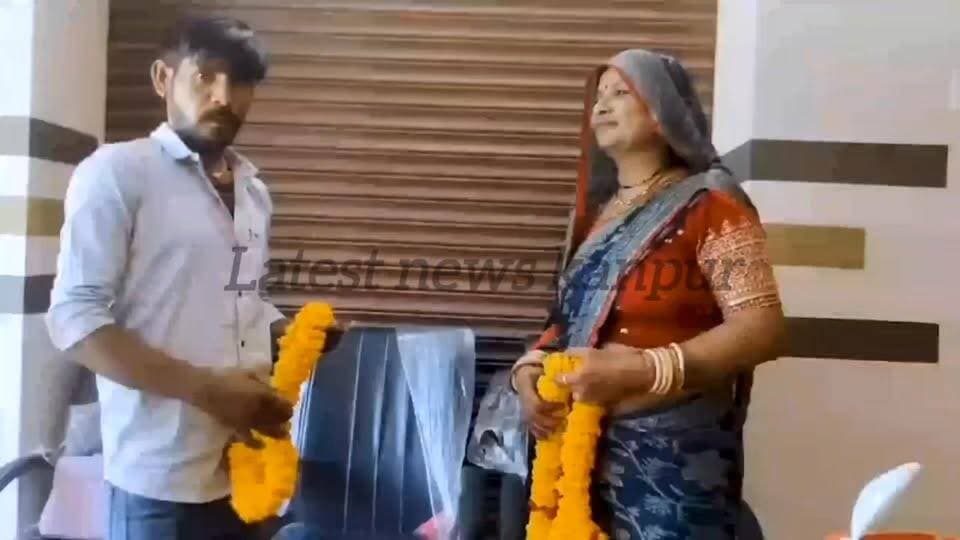 अकबरपुर, कानपुर देहात: सास-दामाद की कथित कोर्ट मैरिज का वीडियो वायरल, दावों की पुष्टि बाकी
कानपुर देहात के अकबरपुर क्षेत्र से जुड़ा एक वीडियो सोशल मीडिया पर तेजी से वायरल हो रहा है। वीडियो में एक महिला और एक युवक खुद को पति-पत्नी बताते हुए दिखाई दे रहे हैं। वायरल दावों के अनुसार दोनों के बीच सास-दामाद का रिश्ता बताया जा रहा है और कथित तौर पर कोर्ट मैरिज का दावा किया जा रहा है।
हालांकि, वायरल वीडियो में किए गए दावों की अब तक कोई आधिकारिक पुष्टि नहीं हुई है। मामले को लेकर सोशल मीडिया पर बहस छिड़ी हुई है, जबकि पुलिस में किसी शिकायत या कार्रवाई की जानकारी भी सामने नहीं आई है।
इस मामले से जुड़े तथ्यों और आधिकारिक पुष्टि पर नजर बनाए हुए है।
.
.
#KanpurDehat #Akbarpur #ViralVideo #CourtMarriage #NewsUpdate #watch #KanpurDehat #KanpurNews #UttarPradesh #police #lovestory