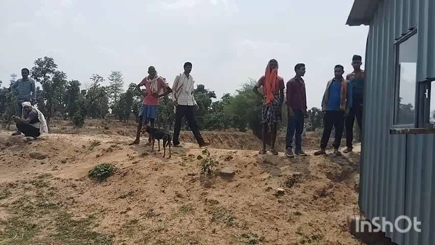 मनिका: मनिका के चौकिया में संचालित प्लांट से परेशान ग्रामीण ने किया अलकतरा प्लांट का जमकर विरोध#jansamsaya