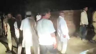 प्रेम संबंधों को लेकर दो बहनों की हत्या से सनसनी
कुशीनगर में पारिवारिक विवाद बना दो बेटियों की मौत का कारण
सेवरही क्षेत्र में दो सगी बहनों की पीट-पीटकर हत्या, जांच में जुटी पुलिस
✒️रिपोर्ट नागेंद्र पांडये
उत्तर प्रदेश के कुशीनगर जिले से एक बेहद संवेदनशील और हृदयविदारक घटना सामने आई है। सेवरही थाना क्षेत्र के देवनरायन टोला में दो सगी बहनों की संदिग्ध परिस्थितियों में मौत ने पूरे इलाके को झकझोर दिया है। प्रारंभिक जानकारी के अनुसार, प्रेम संबंधों को लेकर लंबे समय से चल रहे पारिवारिक विवाद के बीच दोनों बहनों की कथित तौर पर पीट-पीटकर हत्या कर दी गई। घटना के बाद क्षेत्र में शोक और आक्रोश का माहौल है, जबकि पुलिस मामले की जांच में जुट गई है।
प्रेम संबंधों को लेकर घर में बढ़ता जा रहा था तनाव
प्राप्त जानकारी के अनुसार, सेवरही थाना क्षेत्र के देवनरायन टोला निवासी रामप्रसाद निषाद की पुत्रियां लाली और शीला का गांव के ही दो युवकों से पूर्व से संपर्क बताया जा रहा है। जानकारी के अनुसार, इन संबंधों को लेकर परिवार और दोनों बहनों के बीच लंबे समय से विवाद चल रहा था।
सूत्रों के अनुसार, पहले भी संबंधित युवकों के विरुद्ध कई बार मुकदमे दर्ज कराए गए थे और दोनों लड़कियों को बरामद भी किया गया था। इसके बावजूद कथित तौर पर दोनों बहनें उन युवकों के संपर्क में बनी रहीं, जिससे परिवार के भीतर लगातार तनाव बना हुआ था।
घरेलू विवाद के बीच हुई दर्दनाक घटना
बताया जा रहा है कि परिवार द्वारा दोनों बहनों के मोबाइल फोन भी छीन लिए गए थे, जिन्हें कथित रूप से संबंधित युवकों ने उपलब्ध कराया था। इसी बात को लेकर घर में विवाद और बढ़ गया।
प्रारंभिक जानकारी के मुताबिक, इसी घरेलू कलह और गुस्से के बीच परिवार के कुछ सदस्यों द्वारा दोनों बहनों की डंडों से पिटाई किए जाने की बात सामने आ रही है। आरोप है कि गंभीर चोटों के कारण दोनों बहनों की मौत हो गई।
घटना की जानकारी मिलते ही पुलिस मौके पर पहुंची और आवश्यक साक्ष्य जुटाने की कार्रवाई शुरू कर दी।
पुलिस जांच के बाद स्पष्ट होगी पूरी सच्चाई
पुलिस अधिकारियों का कहना है कि मामले की गंभीरता से जांच की जा रही है। घटनास्थल से मिले साक्ष्यों, पोस्टमार्टम रिपोर्ट और परिजनों से पूछताछ के आधार पर आगे की विधिक कार्रवाई की जाएगी।
प्रशासनिक सूत्रों के अनुसार, मामले में दोषी पाए जाने वाले किसी भी व्यक्ति को बख्शा नहीं जाएगा।
वायरल फैक्ट
दो सगी बहनों की मौत का यह मामला सोशल मीडिया पर तेजी से वायरल हो रहा है। लोग इस घटना को पारिवारिक संवादहीनता, सामाजिक दबाव और बढ़ती हिंसा से जोड़कर देख रहे हैं। घटना ने सम्मान, रिश्तों और कानून के दायरे में विवादों के समाधान को लेकर गंभीर बहस छेड़ दी है।
कुशीनगर की यह घटना केवल एक आपराधिक मामला नहीं, बल्कि समाज के सामने खड़े उन प्रश्नों को भी उजागर करती है जो पारिवारिक संवाद, सामाजिक स्वीकार्यता और कानून के शासन से जुड़े हैं। दो बेटियों की मौत ने पूरे क्षेत्र को झकझोर दिया है। अब सभी की निगाहें पुलिस जांच और न्यायिक प्रक्रिया पर टिकी हैं, जिससे इस मामले की वास्तविक तस्वीर सामने आ सके।
ND NEWS की अपील
🔹 किसी भी पारिवारिक विवाद का समाधान हिंसा नहीं, बल्कि संवाद और कानून के माध्यम से होना चाहिए।
🔹 बच्चों और अभिभावकों के बीच विश्वासपूर्ण संवाद सामाजिक तनाव को कम कर सकता है।
🔹 सम्मान और रिश्तों के नाम पर किसी भी प्रकार की हिंसा अस्वीकार्य और दंडनीय अपराध है।
🔹 समाज और प्रशासन मिलकर महिलाओं एवं युवाओं की सुरक्षा सुनिश्चित करें।
🔹 कानून को अपने हाथ में लेने की बजाय संबंधित अधिकारियों और न्यायिक व्यवस्था पर भरोसा करें।
ND NEWS संदेश:
"हर बेटी का जीवन अमूल्य है। मतभेद चाहे कितने भी बड़े हों, हिंसा कभी समाधान नहीं हो सकती। संवाद, संवेदनशीलता और कानून ही सभ्य समाज की पहचान हैं।"
👇👇
#NDNews
#दैनिकनिष्पक्षधारा
#KushinagarNews
#SevarhiPolice
#DoubleMurderCase
#WomenSafety
#JusticeForGirls
#UPNews
#CrimeNews
#LawAndOrder
#NDNewsChannel
#Kushinagar
👇👇👇
@dgpup
@UPGovt
@RSSorg
@Uppolice
@wpl1090
@RSSgeet
@MIB_India
@PMOIndia
@HMOIndia
@VHPDigital
@CMOUP_RC
@myogioffice
@InfoDeptUP
@CMOfficeUP
@UPPRD1948
@ChiefSecyUP
@MahantYogiG
@ChiefSecyUP
@BajrangDalOrg
@myogiadityanath
@112UttarPradesh
@UPPViralCheck
@UpPolicemitra
@kushinagarpol
@dm_kushinagar
👇👇👇
🟥 ND NEWS | दैनिक निष्पक्ष धारा
मुख्य संपादक / संस्थापक: राजन सिंह हाड़ा
सह-संपादक: शालिनी सिंह भदौरिया
📍 कार्यालय-3: U158, हीरा स्वीट्स के पास, विकास मार्ग, लक्ष्मी नगर, पूर्वी दिल्ली, पिन कोड – (110092) (NCR)
📍 कार्यालय-2: विधानसभा रोड, बर्लिंगटन चौराहा, लखनऊ (226001) (UP)
📍 कार्यालय-1: 1/1 अटल बिहारी चौराहा, नियर बर्मा चौराहा, फतेहपुर (212601) (UP)
📅 दिनांक: 09 जून 2026
📆 दिन: मंगलवार
📧 Email: ndnewschannel@gmail.com
📞 मोबाइल: 9696119696
👇👇
अस्वीकरण: यह समाचार उपलब्ध प्रारंभिक जानकारी एवं स्थानीय स्रोतों पर आधारित है। मामले की जांच जारी है। अंतिम निष्कर्ष पुलिस जांच, पोस्टमार्टम रिपोर्ट एवं न्यायिक प्रक्रिया के बाद ही स्पष्ट होगा।