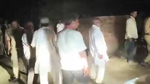 प्रेम संबंधों को लेकर दो बहनों की हत्या से सनसनी
कुशीनगर में पारिवारिक विवाद बना दो बेटियों की मौत का कारण
सेवरही क्षेत्र में दो सगी बहनों की पीट-पीटकर हत्या, जांच में जुटी पुलिस
✒️रिपोर्ट नागेंद्र पांडये
उत्तर प्रदेश के कुशीनगर जिले से एक बेहद संवेदनशील और हृदयविदारक घटना सामने आई है। सेवरही थाना क्षेत्र के देवनरायन टोला में दो सगी बहनों की संदिग्ध परिस्थितियों में मौत ने पूरे इलाके को झकझोर दिया है। प्रारंभिक जानकारी के अनुसार, प्रेम संबंधों को लेकर लंबे समय से चल रहे पारिवारिक विवाद के बीच दोनों बहनों की कथित तौर पर पीट-पीटकर हत्या कर दी गई। घटना के बाद क्षेत्र में शोक और आक्रोश का माहौल है, जबकि पुलिस मामले की जांच में जुट गई है।
प्रेम संबंधों को लेकर घर में बढ़ता जा रहा था तनाव
प्राप्त जानकारी के अनुसार, सेवरही थाना क्षेत्र के देवनरायन टोला निवासी रामप्रसाद निषाद की पुत्रियां लाली और शीला का गांव के ही दो युवकों से पूर्व से संपर्क बताया जा रहा है। जानकारी के अनुसार, इन संबंधों को लेकर परिवार और दोनों बहनों के बीच लंबे समय से विवाद चल रहा था।
सूत्रों के अनुसार, पहले भी संबंधित युवकों के विरुद्ध कई बार मुकदमे दर्ज कराए गए थे और दोनों लड़कियों को बरामद भी किया गया था। इसके बावजूद कथित तौर पर दोनों बहनें उन युवकों के संपर्क में बनी रहीं, जिससे परिवार के भीतर लगातार तनाव बना हुआ था।
घरेलू विवाद के बीच हुई दर्दनाक घटना
बताया जा रहा है कि परिवार द्वारा दोनों बहनों के मोबाइल फोन भी छीन लिए गए थे, जिन्हें कथित रूप से संबंधित युवकों ने उपलब्ध कराया था। इसी बात को लेकर घर में विवाद और बढ़ गया।
प्रारंभिक जानकारी के मुताबिक, इसी घरेलू कलह और गुस्से के बीच परिवार के कुछ सदस्यों द्वारा दोनों बहनों की डंडों से पिटाई किए जाने की बात सामने आ रही है। आरोप है कि गंभीर चोटों के कारण दोनों बहनों की मौत हो गई।
घटना की जानकारी मिलते ही पुलिस मौके पर पहुंची और आवश्यक साक्ष्य जुटाने की कार्रवाई शुरू कर दी।
पुलिस जांच के बाद स्पष्ट होगी पूरी सच्चाई
पुलिस अधिकारियों का कहना है कि मामले की गंभीरता से जांच की जा रही है। घटनास्थल से मिले साक्ष्यों, पोस्टमार्टम रिपोर्ट और परिजनों से पूछताछ के आधार पर आगे की विधिक कार्रवाई की जाएगी।
प्रशासनिक सूत्रों के अनुसार, मामले में दोषी पाए जाने वाले किसी भी व्यक्ति को बख्शा नहीं जाएगा।
वायरल फैक्ट
दो सगी बहनों की मौत का यह मामला सोशल मीडिया पर तेजी से वायरल हो रहा है। लोग इस घटना को पारिवारिक संवादहीनता, सामाजिक दबाव और बढ़ती हिंसा से जोड़कर देख रहे हैं। घटना ने सम्मान, रिश्तों और कानून के दायरे में विवादों के समाधान को लेकर गंभीर बहस छेड़ दी है।
कुशीनगर की यह घटना केवल एक आपराधिक मामला नहीं, बल्कि समाज के सामने खड़े उन प्रश्नों को भी उजागर करती है जो पारिवारिक संवाद, सामाजिक स्वीकार्यता और कानून के शासन से जुड़े हैं। दो बेटियों की मौत ने पूरे क्षेत्र को झकझोर दिया है। अब सभी की निगाहें पुलिस जांच और न्यायिक प्रक्रिया पर टिकी हैं, जिससे इस मामले की वास्तविक तस्वीर सामने आ सके।
ND NEWS की अपील
🔹 किसी भी पारिवारिक विवाद का समाधान हिंसा नहीं, बल्कि संवाद और कानून के माध्यम से होना चाहिए।
🔹 बच्चों और अभिभावकों के बीच विश्वासपूर्ण संवाद सामाजिक तनाव को कम कर सकता है।
🔹 सम्मान और रिश्तों के नाम पर किसी भी प्रकार की हिंसा अस्वीकार्य और दंडनीय अपराध है।
🔹 समाज और प्रशासन मिलकर महिलाओं एवं युवाओं की सुरक्षा सुनिश्चित करें।
🔹 कानून को अपने हाथ में लेने की बजाय संबंधित अधिकारियों और न्यायिक व्यवस्था पर भरोसा करें।
ND NEWS संदेश:
"हर बेटी का जीवन अमूल्य है। मतभेद चाहे कितने भी बड़े हों, हिंसा कभी समाधान नहीं हो सकती। संवाद, संवेदनशीलता और कानून ही सभ्य समाज की पहचान हैं।"
👇👇
#NDNews
#दैनिकनिष्पक्षधारा
#KushinagarNews
#SevarhiPolice
#DoubleMurderCase
#WomenSafety
#JusticeForGirls
#UPNews
#CrimeNews
#LawAndOrder
#NDNewsChannel
#Kushinagar
👇👇👇
@dgpup
@UPGovt
@RSSorg
@Uppolice
@wpl1090
@RSSgeet
@MIB_India
@PMOIndia
@HMOIndia
@VHPDigital
@CMOUP_RC
@myogioffice
@InfoDeptUP
@CMOfficeUP
@UPPRD1948
@ChiefSecyUP
@MahantYogiG
@ChiefSecyUP
@BajrangDalOrg
@myogiadityanath
@112UttarPradesh
@UPPViralCheck
@UpPolicemitra
@kushinagarpol
@dm_kushinagar
👇👇👇
🟥 ND NEWS | दैनिक निष्पक्ष धारा
मुख्य संपादक / संस्थापक: राजन सिंह हाड़ा
सह-संपादक: शालिनी सिंह भदौरिया
📍 कार्यालय-3: U158, हीरा स्वीट्स के पास, विकास मार्ग, लक्ष्मी नगर, पूर्वी दिल्ली, पिन कोड – (110092) (NCR)
📍 कार्यालय-2: विधानसभा रोड, बर्लिंगटन चौराहा, लखनऊ (226001) (UP)
📍 कार्यालय-1: 1/1 अटल बिहारी चौराहा, नियर बर्मा चौराहा, फतेहपुर (212601) (UP)
📅 दिनांक: 09 जून 2026
📆 दिन: मंगलवार
📧 Email: ndnewschannel@gmail.com
📞 मोबाइल: 9696119696
👇👇
अस्वीकरण: यह समाचार उपलब्ध प्रारंभिक जानकारी एवं स्थानीय स्रोतों पर आधारित है। मामले की जांच जारी है। अंतिम निष्कर्ष पुलिस जांच, पोस्टमार्टम रिपोर्ट एवं न्यायिक प्रक्रिया के बाद ही स्पष्ट होगा।