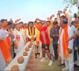 🏆🔥 गाजीपुर का गौरव, भारत का अभिमान! 🇮🇳
धर्मागतपुर, गाजीपुर में धर्मेंद्र भाई ने मात्र 6 मिनट 23 सेकंड में 651 नारियल तोड़कर विश्व रिकॉर्ड बनाकर इतिहास रच दिया। 💪🥥
यह सिर्फ एक रिकॉर्ड नहीं, बल्कि भारतीय जुनून, ताकत और संकल्प का प्रतीक है। पूरी दुनिया को भारत के इस शेर की दहाड़ सुनाई दे रही है! 🚀
जय हिंद! 🇮🇳❤️
#DharmendraBhai #WorldRecord #GuinnessRecord #Ghazipur #UttarPradesh #IndiaPride #IndianTalent #RecordBreaker #ViralNews #BharatKeSher #IncredibleIndia #DeshKaGaurav #Motivation #TrendingNow #BharatNama