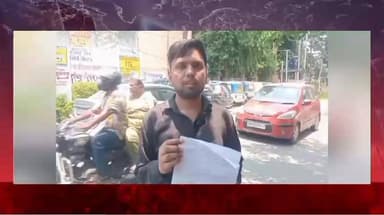 *बहू पर मारपीट व आत्महत्या की धमकी का आरोप, सास ने लगाई गुहार*
*बीमार सास-ससुर को जेल भिजवाने की धमकी, पहले पति पर किया था चाकू से वार*
*इज्जतनगर, बरेली।* काकरटोला निवासी फरहत जहां पत्नी राशिद हुसैन ने पुलिस को तहरीर देकर पुत्रवधू फिजा पत्नी फैज हुसैन पर गाली-गलौज, मारपीट व आत्महत्या कर फंसाने की धमकी का आरोप लगाया है।
फरहत के अनुसार पुत्रवधू फिजा आए दिन लड़ाई-झगड़ा करती है। सास-ससुर को गंदी-गंदी गालियां देती है और पति फैज से हर समय झगड़ती रहती है। आरोप है कि फिजा रात-दिन मोबाइल पर लड़कों से चैटिंग करती है। मना करने पर आत्महत्या कर पूरे परिवार को फंसाने व जेल भिजवाने की धमकी देती है।
पीड़िता ने बताया कि वह वृद्ध व बीमार है तथा पति राशिद हुसैन हार्ट व डायबिटीज के मरीज हैं। फिजा काफी हिंसक प्रवृत्ति की है। वर्ष पूर्व फिजा ने पति फैज की गर्दन पर छुरी से वार किया था। फैज ने हाथ से छुरी पकड़ ली, जिससे उसके हाथ में गंभीर चोट आई थी।
23-04-2026 को फिजा ने सास के साथ अभद्र व्यवहार किया। मना करने पर गाली-गलौज व मारपीट कर परिवार को जेल भिजवाने की धमकी देकर चली गई।
पीड़िता ने रिपोर्ट दर्ज कर कार्रवाई की मांग की है।
_दिनांक: 09.06.2026_
_प्रार्थिनी- फरहत जहां पत्नी राशिद हुसैन_
#वायरलनयूज़ #SSPBareilly #bareillypolice