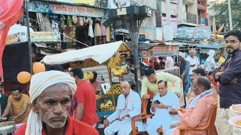 बड़े मंगलवार के शुभ अवसर पर बाबा लोकेश्वर नाथ मंदिर पर विशाल भंडारे का आयोजन किया गया श्रद्धालुओं में प्रसाद वितरित