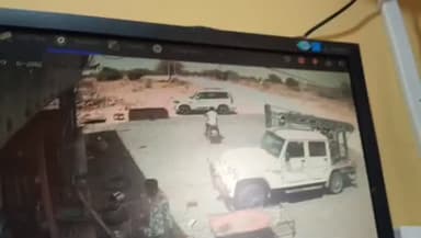 जैसलमेरखुहड़ी थाना क्षेत्र में युवक के साथ हुई बर्बरता पूर्वक हुई मारपीट,
म्याजलार निवासी महावीर सिंह पुत्र गोरधन सिंह की हुई मौ*त,
2 गाड़ियों में भरकर आए लोगों ने किडनैप कर की मारमीट,
मोर्चरी में एसपी समेत भारी पुलिस जाब्ता मौजूद
#jaisalmer #news #rajasthan