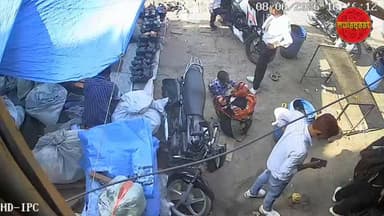 कोतवाली नगर के सामने जूता-चप्पल की दुकान पर जमकर मारपीट।
दुकान पर बैठे युवक को पकड़कर जमीन पर गिराया, बेरहमी से की पिटाई।
मारपीट की पूरी घटना सीसीटीवी कैमरे में कैद, वीडियो सोशल मीडिया पर वायरल।
घटना से बाजार में मचा हड़कंप, लोगों ने किया बीच-बचाव।
वायरल वीडियो के आधार पर पुलिस ने 4 लोगों को लिया हिरासत में की कार्रवाई।
थाना कोतवाली नगर क्षेत्र के कोतवाली के सामने स्थित जूता-चप्पल की दुकान का मामला। #etah #etahnews #etahupdate #mulaqaat #uttarpradesh