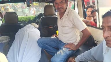 न्याय की मांग को लेकर हजारीबाग में उग्र प्रदर्शन...
बरही में हुई विक्की सोनी की हत्या के विरोध में परिजनों और स्थानीय लोगों का गुस्सा सड़कों पर फूट पड़ा। आक्रोशित लोगों ने शव के साथ हजारीबाग के मुख्य झंडा चौक को जाम कर दिया, जिससे यातायात प्रभावित रहा। प्रदर्शनकारियों ने अपराधियों की शीघ्र गिरफ्तारी, निष्पक्ष जांच और पीड़ित परिवार को सरकारी नौकरी व उचित मुआवजा देने की मांग की। लोगों का कहना है कि जब तक दोषियों की गिरफ्तारी नहीं होती, तब तक उनका आंदोलन जारी रहेगा।
#JusticeForVickySoni #Hazaribagh #JharkhandNews #RoadJam #JhandaChowk #BreakingNews #CrimeNews #Protest #HazaribaghNews #Jharkhand #LatestUpdate #HindiNews #TrendingNews #NewsAlert #JusticeDemanded #BarhiNews #ViralNews #PublicProtest #BreakingAlert #NewsUpdate
