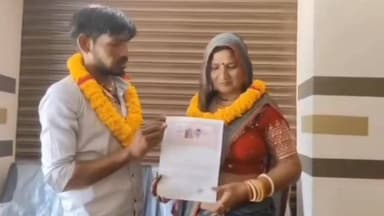 *पत्नी को छोड़ सास से की कोर्ट मैरिज वीडियो हुआ वायरल*
*सास दामाद की अजब गजब कहानी*
खबर जनपद कानपुर देहात से आ रही से है जहाँ समाज में रिश्तों की अपनी एक पवित्रता और मर्यादा होती है. लेकिन जब वही मर्यादा टूटने लगे और मां ही अपनी बेटी का घर उजाड़ने लग जाए, तो इंसानियत और समाज दोनों ही शर्मसार हो जाते हैं.
हाल, फिलहाल में सास-दामाद की लव स्टोरी की खबरें काफी चर्चा में रहीं है. कभी सास होने वाले दामाद की खूबसूरती पर फिदा हो कर बेटी की शादी से पहले ही फरार हो गईं, तो कभी शादी के बाद
दामाद-सास के लव स्टोरी की खबरें खूब सुर्खियां बटोरीं. इन दिनों यूपी के कानपुर देहात से सामने आया सास और दामाद की ‘कोर्ट मैरिज’ का एक ऐसा ही वीडियो सोशल मीडिया पर बवाल मचा रहा है.
दोनों बेखौफ होकर अपने इस नए और बेमेल रिश्ते के लिए लोगों से आशीर्वाद मांगते नजर आ रहे हैं.