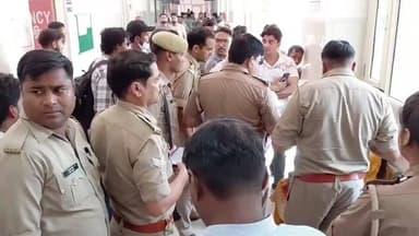 प्रेम विवाह की कीमत: पत्नी के सामने पति की गोली मारकर हत्या
पुलिस भर्ती परीक्षा से लौट रहे युवक की दिनदहाड़े हत्या से सनसनी
चार महीने पहले की थी लव मैरिज, पत्नी ने भाई पर लगाया हत्या का आरोप
✒️रिपोर्ट नागेंद्र पांडये
उत्तर प्रदेश के सहारनपुर में एक दिल दहला देने वाली घटना ने पूरे क्षेत्र को झकझोर दिया है। पुलिस भर्ती परीक्षा दिलाकर पत्नी के साथ घर लौट रहे एक युवक की कथित तौर पर उसकी पत्नी के भाई ने गोली मारकर हत्या कर दी। प्रारंभिक जानकारी के अनुसार, यह मामला प्रेम विवाह को लेकर चल रहे पारिवारिक विवाद से जुड़ा बताया जा रहा है। घटना के बाद इलाके में सनसनी फैल गई है, जबकि पुलिस आरोपियों की तलाश में जुटी हुई है।
पुलिस भर्ती परीक्षा देकर लौट रहे थे दंपति
प्राप्त जानकारी के अनुसार, शामली निवासी 24 वर्षीय शिव कुमार अपनी पत्नी आकांक्षा को उत्तर प्रदेश पुलिस भर्ती परीक्षा दिलाने के लिए सहारनपुर आए थे। परीक्षा समाप्त होने के बाद दोनों घर लौट रहे थे।
बताया जा रहा है कि रास्ते में आकांक्षा का भाई मंजीत अपने कुछ साथियों के साथ पहुंच गया। आरोप है कि उसने आकांक्षा को अपने साथ चलने के लिए कहा। इसी दौरान विवाद बढ़ गया और मामला हिंसक रूप ले बैठा।
पत्नी के सामने पति को मारी गोली
प्रत्यक्षदर्शियों और परिजनों के अनुसार, विवाद के दौरान आरोपी ने कार रुकवाई और शिव कुमार की कनपटी पर गोली मार दी। गोली लगते ही शिव कुमार गंभीर रूप से घायल होकर गिर पड़ा।
घटना के बाद उसे तत्काल अस्पताल ले जाया गया, जहां चिकित्सकों ने उसे मृत घोषित कर दिया। इस घटना के बाद परिवार में कोहराम मच गया और क्षेत्र में तनाव का माहौल बन गया।
चार महीने पहले किया था प्रेम विवाह
जानकारी के अनुसार, शिव कुमार और आकांक्षा ने लगभग चार महीने पूर्व परिवार की इच्छा के विरुद्ध प्रेम विवाह किया था। बताया जा रहा है कि विवाह के बाद से दोनों परिवारों के बीच तनाव बना हुआ था।
मृतक की पत्नी आकांक्षा ने अपने भाई मंजीत पर हत्या का आरोप लगाया है। पुलिस मामले की गंभीरता से जांच कर रही है और फरार आरोपियों की तलाश में दबिश दी जा रही है।
पुलिस जांच में जुटी
पुलिस अधिकारियों के अनुसार, घटना से जुड़े सभी पहलुओं की जांच की जा रही है। आरोपियों की गिरफ्तारी के लिए विशेष टीमें गठित की गई हैं। पुलिस का कहना है कि जल्द ही मामले का खुलासा कर दोषियों को कानून के दायरे में लाया जाएगा।
वायरल फैक्ट
यह घटना सोशल मीडिया पर तेजी से वायरल हो रही है। प्रेम विवाह, पारिवारिक असहमति और सम्मान के नाम पर होने वाली हिंसा को लेकर लोगों में व्यापक चर्चा देखी जा रही है। बड़ी संख्या में लोग दोषियों के खिलाफ कठोर कार्रवाई की मांग कर रहे हैं।
सहारनपुर की यह घटना समाज के सामने एक गंभीर सवाल खड़ा करती है कि पारिवारिक मतभेद और सामाजिक असहमति कब हिंसा का रूप ले लेते हैं। एक नवविवाहित युवक की मौत ने दो परिवारों की जिंदगी बदल दी है। अब न्यायिक प्रक्रिया और पुलिस जांच से ही इस घटना की पूरी सच्चाई सामने आ सकेगी।
ND NEWS की अपील
🔹 प्रेम विवाह या पारिवारिक मतभेद किसी भी परिस्थिति में हिंसा का कारण नहीं बनने चाहिए।
🔹 परिवारों को संवाद और समझदारी के माध्यम से विवादों का समाधान तलाशना चाहिए।
🔹 सम्मान के नाम पर अपराध करने वालों के खिलाफ कठोर कानूनी कार्रवाई आवश्यक है।
🔹 युवाओं की सुरक्षा और संवैधानिक अधिकारों का सम्मान समाज की प्राथमिक जिम्मेदारी है।
🔹 कानून को हाथ में लेने वालों के प्रति शून्य सहनशीलता की नीति अपनाई जानी चाहिए।
ND NEWS संदेश:
"रिश्तों की असहमति का समाधान संवाद है, हिंसा नहीं। हर नागरिक को संविधान और कानून द्वारा प्रदत्त अधिकारों का सम्मान मिलना चाहिए।"
👇👇👇
#NDNews
#दैनिकनिष्पक्षधारा
#SaharanpurNews
#ShamliNews
#LoveMarriage
#CrimeNews
#UPPolice
#JusticeForShivKumar
#BreakingNews
#UPNews
#NDNewsChannel
#LawAndOrder
👇👇👇👇
@dgpup
@UPGovt
@RSSorg
@Uppolice
@wpl1090
@RSSgeet
@MIB_India
@PMOIndia
@HMOIndia
@VHPDigital
@CMOUP_RC
@myogioffice
@InfoDeptUP
@CMOfficeUP
@UPPRD1948
@ChiefSecyUP
@MahantYogiG
@ChiefSecyUP
@BajrangDalOrg
@myogiadityanath
@112UttarPradesh
@UPPViralCheck
@UpPolicemitra
@saharanpurpol
@SaharanpurDm
@ShamliPolice
@IGRSUP
👇👇
🟥 ND NEWS | दैनिक निष्पक्ष धारा
मुख्य संपादक / संस्थापक: राजन सिंह हाड़ा
सह-संपादक: शालिनी सिंह भदौरिया
📍 कार्यालय-3: U158, हीरा स्वीट्स के पास, विकास मार्ग, लक्ष्मी नगर, पूर्वी दिल्ली, पिन कोड – (110092) (NCR)
📍 कार्यालय-2: विधानसभा रोड, बर्लिंगटन चौराहा, लखनऊ (226001) (UP)
📍 कार्यालय-1: 1/1 अटल बिहारी चौराहा, नियर बर्मा चौराहा, फतेहपुर (212601) (UP)
📅 दिनांक: 09 जून 2026
📆 दिन: मंगलवार
📧 Email: ndnewschannel@gmail.com
📞 मोबाइल: 9696119696
👇👇👇
अस्वीकरण: यह समाचार उपलब्ध प्रारंभिक जानकारी, स्थानीय स्रोतों एवं पीड़ित पक्ष द्वारा लगाए गए आरोपों पर आधारित है। मामले की जांच जारी है। अंतिम निष्कर्ष पुलिस विवेचना और न्यायिक प्रक्रिया के बाद ही स्पष्ट होगा।