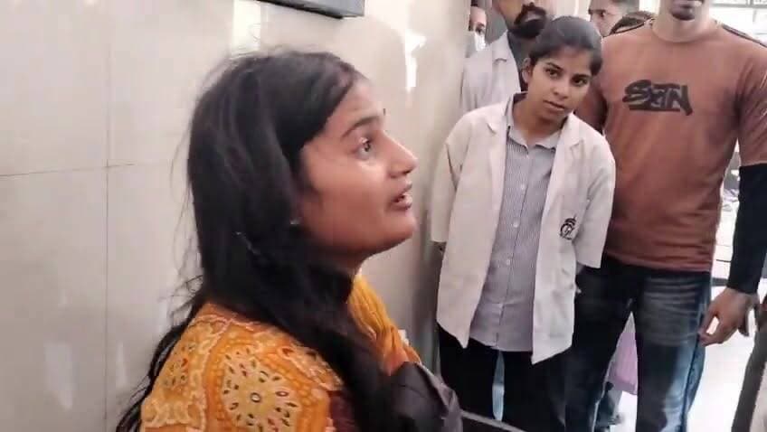 प्रेम विवाह की कीमत: पत्नी के सामने पति की गोली मारकर हत्या
पुलिस भर्ती परीक्षा से लौट रहे युवक की दिनदहाड़े हत्या से सनसनी
चार महीने पहले की थी लव मैरिज, पत्नी ने भाई पर लगाया हत्या का आरोप
✒️रिपोर्ट नागेंद्र पांडये
उत्तर प्रदेश के सहारनपुर में एक दिल दहला देने वाली घटना ने पूरे क्षेत्र को झकझोर दिया है। पुलिस भर्ती परीक्षा दिलाकर पत्नी के साथ घर लौट रहे एक युवक की कथित तौर पर उसकी पत्नी के भाई ने गोली मारकर हत्या कर दी। प्रारंभिक जानकारी के अनुसार, यह मामला प्रेम विवाह को लेकर चल रहे पारिवारिक विवाद से जुड़ा बताया जा रहा है। घटना के बाद इलाके में सनसनी फैल गई है, जबकि पुलिस आरोपियों की तलाश में जुटी हुई है।
पुलिस भर्ती परीक्षा देकर लौट रहे थे दंपति
प्राप्त जानकारी के अनुसार, शामली निवासी 24 वर्षीय शिव कुमार अपनी पत्नी आकांक्षा को उत्तर प्रदेश पुलिस भर्ती परीक्षा दिलाने के लिए सहारनपुर आए थे। परीक्षा समाप्त होने के बाद दोनों घर लौट रहे थे।
बताया जा रहा है कि रास्ते में आकांक्षा का भाई मंजीत अपने कुछ साथियों के साथ पहुंच गया। आरोप है कि उसने आकांक्षा को अपने साथ चलने के लिए कहा। इसी दौरान विवाद बढ़ गया और मामला हिंसक रूप ले बैठा।
पत्नी के सामने पति को मारी गोली
प्रत्यक्षदर्शियों और परिजनों के अनुसार, विवाद के दौरान आरोपी ने कार रुकवाई और शिव कुमार की कनपटी पर गोली मार दी। गोली लगते ही शिव कुमार गंभीर रूप से घायल होकर गिर पड़ा।
घटना के बाद उसे तत्काल अस्पताल ले जाया गया, जहां चिकित्सकों ने उसे मृत घोषित कर दिया। इस घटना के बाद परिवार में कोहराम मच गया और क्षेत्र में तनाव का माहौल बन गया।
चार महीने पहले किया था प्रेम विवाह
जानकारी के अनुसार, शिव कुमार और आकांक्षा ने लगभग चार महीने पूर्व परिवार की इच्छा के विरुद्ध प्रेम विवाह किया था। बताया जा रहा है कि विवाह के बाद से दोनों परिवारों के बीच तनाव बना हुआ था।
मृतक की पत्नी आकांक्षा ने अपने भाई मंजीत पर हत्या का आरोप लगाया है। पुलिस मामले की गंभीरता से जांच कर रही है और फरार आरोपियों की तलाश में दबिश दी जा रही है।
पुलिस जांच में जुटी
पुलिस अधिकारियों के अनुसार, घटना से जुड़े सभी पहलुओं की जांच की जा रही है। आरोपियों की गिरफ्तारी के लिए विशेष टीमें गठित की गई हैं। पुलिस का कहना है कि जल्द ही मामले का खुलासा कर दोषियों को कानून के दायरे में लाया जाएगा।
वायरल फैक्ट
यह घटना सोशल मीडिया पर तेजी से वायरल हो रही है। प्रेम विवाह, पारिवारिक असहमति और सम्मान के नाम पर होने वाली हिंसा को लेकर लोगों में व्यापक चर्चा देखी जा रही है। बड़ी संख्या में लोग दोषियों के खिलाफ कठोर कार्रवाई की मांग कर रहे हैं।
सहारनपुर की यह घटना समाज के सामने एक गंभीर सवाल खड़ा करती है कि पारिवारिक मतभेद और सामाजिक असहमति कब हिंसा का रूप ले लेते हैं। एक नवविवाहित युवक की मौत ने दो परिवारों की जिंदगी बदल दी है। अब न्यायिक प्रक्रिया और पुलिस जांच से ही इस घटना की पूरी सच्चाई सामने आ सकेगी।
ND NEWS की अपील
🔹 प्रेम विवाह या पारिवारिक मतभेद किसी भी परिस्थिति में हिंसा का कारण नहीं बनने चाहिए।
🔹 परिवारों को संवाद और समझदारी के माध्यम से विवादों का समाधान तलाशना चाहिए।
🔹 सम्मान के नाम पर अपराध करने वालों के खिलाफ कठोर कानूनी कार्रवाई आवश्यक है।
🔹 युवाओं की सुरक्षा और संवैधानिक अधिकारों का सम्मान समाज की प्राथमिक जिम्मेदारी है।
🔹 कानून को हाथ में लेने वालों के प्रति शून्य सहनशीलता की नीति अपनाई जानी चाहिए।
ND NEWS संदेश:
"रिश्तों की असहमति का समाधान संवाद है, हिंसा नहीं। हर नागरिक को संविधान और कानून द्वारा प्रदत्त अधिकारों का सम्मान मिलना चाहिए।"
👇👇👇
#NDNews
#दैनिकनिष्पक्षधारा
#SaharanpurNews
#ShamliNews
#LoveMarriage
#CrimeNews
#UPPolice
#JusticeForShivKumar
#BreakingNews
#UPNews
#NDNewsChannel
#LawAndOrder
👇👇👇👇
@dgpup
@UPGovt
@RSSorg
@Uppolice
@wpl1090
@RSSgeet
@MIB_India
@PMOIndia
@HMOIndia
@VHPDigital
@CMOUP_RC
@myogioffice
@InfoDeptUP
@CMOfficeUP
@UPPRD1948
@ChiefSecyUP
@MahantYogiG
@ChiefSecyUP
@BajrangDalOrg
@myogiadityanath
@112UttarPradesh
@UPPViralCheck
@UpPolicemitra
@saharanpurpol
@SaharanpurDm
@ShamliPolice
@IGRSUP
👇👇
🟥 ND NEWS | दैनिक निष्पक्ष धारा
मुख्य संपादक / संस्थापक: राजन सिंह हाड़ा
सह-संपादक: शालिनी सिंह भदौरिया
📍 कार्यालय-3: U158, हीरा स्वीट्स के पास, विकास मार्ग, लक्ष्मी नगर, पूर्वी दिल्ली, पिन कोड – (110092) (NCR)
📍 कार्यालय-2: विधानसभा रोड, बर्लिंगटन चौराहा, लखनऊ (226001) (UP)
📍 कार्यालय-1: 1/1 अटल बिहारी चौराहा, नियर बर्मा चौराहा, फतेहपुर (212601) (UP)
📅 दिनांक: 09 जून 2026
📆 दिन: मंगलवार
📧 Email: ndnewschannel@gmail.com
📞 मोबाइल: 9696119696
👇👇👇
अस्वीकरण: यह समाचार उपलब्ध प्रारंभिक जानकारी, स्थानीय स्रोतों एवं पीड़ित पक्ष द्वारा लगाए गए आरोपों पर आधारित है। मामले की जांच जारी है। अंतिम निष्कर्ष पुलिस विवेचना और न्यायिक प्रक्रिया के बाद ही स्पष्ट होगा।