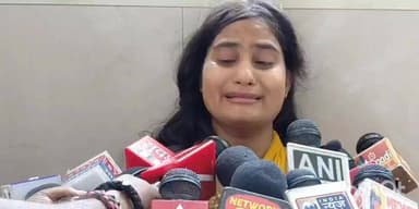 प्रेम विवाह की कीमत: पत्नी के सामने पति की गोली मारकर हत्या
पुलिस भर्ती परीक्षा से लौट रहे युवक की दिनदहाड़े हत्या से सनसनी
चार महीने पहले की थी लव मैरिज, पत्नी ने भाई पर लगाया हत्या का आरोप
✒️रिपोर्ट नागेंद्र पांडये
उत्तर प्रदेश के सहारनपुर में एक दिल दहला देने वाली घटना ने पूरे क्षेत्र को झकझोर दिया है। पुलिस भर्ती परीक्षा दिलाकर पत्नी के साथ घर लौट रहे एक युवक की कथित तौर पर उसकी पत्नी के भाई ने गोली मारकर हत्या कर दी। प्रारंभिक जानकारी के अनुसार, यह मामला प्रेम विवाह को लेकर चल रहे पारिवारिक विवाद से जुड़ा बताया जा रहा है। घटना के बाद इलाके में सनसनी फैल गई है, जबकि पुलिस आरोपियों की तलाश में जुटी हुई है।
पुलिस भर्ती परीक्षा देकर लौट रहे थे दंपति
प्राप्त जानकारी के अनुसार, शामली निवासी 24 वर्षीय शिव कुमार अपनी पत्नी आकांक्षा को उत्तर प्रदेश पुलिस भर्ती परीक्षा दिलाने के लिए सहारनपुर आए थे। परीक्षा समाप्त होने के बाद दोनों घर लौट रहे थे।
बताया जा रहा है कि रास्ते में आकांक्षा का भाई मंजीत अपने कुछ साथियों के साथ पहुंच गया। आरोप है कि उसने आकांक्षा को अपने साथ चलने के लिए कहा। इसी दौरान विवाद बढ़ गया और मामला हिंसक रूप ले बैठा।
पत्नी के सामने पति को मारी गोली
प्रत्यक्षदर्शियों और परिजनों के अनुसार, विवाद के दौरान आरोपी ने कार रुकवाई और शिव कुमार की कनपटी पर गोली मार दी। गोली लगते ही शिव कुमार गंभीर रूप से घायल होकर गिर पड़ा।
घटना के बाद उसे तत्काल अस्पताल ले जाया गया, जहां चिकित्सकों ने उसे मृत घोषित कर दिया। इस घटना के बाद परिवार में कोहराम मच गया और क्षेत्र में तनाव का माहौल बन गया।
चार महीने पहले किया था प्रेम विवाह
जानकारी के अनुसार, शिव कुमार और आकांक्षा ने लगभग चार महीने पूर्व परिवार की इच्छा के विरुद्ध प्रेम विवाह किया था। बताया जा रहा है कि विवाह के बाद से दोनों परिवारों के बीच तनाव बना हुआ था।
मृतक की पत्नी आकांक्षा ने अपने भाई मंजीत पर हत्या का आरोप लगाया है। पुलिस मामले की गंभीरता से जांच कर रही है और फरार आरोपियों की तलाश में दबिश दी जा रही है।
पुलिस जांच में जुटी
पुलिस अधिकारियों के अनुसार, घटना से जुड़े सभी पहलुओं की जांच की जा रही है। आरोपियों की गिरफ्तारी के लिए विशेष टीमें गठित की गई हैं। पुलिस का कहना है कि जल्द ही मामले का खुलासा कर दोषियों को कानून के दायरे में लाया जाएगा।
वायरल फैक्ट
यह घटना सोशल मीडिया पर तेजी से वायरल हो रही है। प्रेम विवाह, पारिवारिक असहमति और सम्मान के नाम पर होने वाली हिंसा को लेकर लोगों में व्यापक चर्चा देखी जा रही है। बड़ी संख्या में लोग दोषियों के खिलाफ कठोर कार्रवाई की मांग कर रहे हैं।
सहारनपुर की यह घटना समाज के सामने एक गंभीर सवाल खड़ा करती है कि पारिवारिक मतभेद और सामाजिक असहमति कब हिंसा का रूप ले लेते हैं। एक नवविवाहित युवक की मौत ने दो परिवारों की जिंदगी बदल दी है। अब न्यायिक प्रक्रिया और पुलिस जांच से ही इस घटना की पूरी सच्चाई सामने आ सकेगी।
ND NEWS की अपील
🔹 प्रेम विवाह या पारिवारिक मतभेद किसी भी परिस्थिति में हिंसा का कारण नहीं बनने चाहिए।
🔹 परिवारों को संवाद और समझदारी के माध्यम से विवादों का समाधान तलाशना चाहिए।
🔹 सम्मान के नाम पर अपराध करने वालों के खिलाफ कठोर कानूनी कार्रवाई आवश्यक है।
🔹 युवाओं की सुरक्षा और संवैधानिक अधिकारों का सम्मान समाज की प्राथमिक जिम्मेदारी है।
🔹 कानून को हाथ में लेने वालों के प्रति शून्य सहनशीलता की नीति अपनाई जानी चाहिए।
ND NEWS संदेश:
"रिश्तों की असहमति का समाधान संवाद है, हिंसा नहीं। हर नागरिक को संविधान और कानून द्वारा प्रदत्त अधिकारों का सम्मान मिलना चाहिए।"
👇👇👇
#NDNews
#दैनिकनिष्पक्षधारा
#SaharanpurNews
#ShamliNews
#LoveMarriage
#CrimeNews
#UPPolice
#JusticeForShivKumar
#BreakingNews
#UPNews
#NDNewsChannel
#LawAndOrder
👇👇👇👇
@dgpup
@UPGovt
@RSSorg
@Uppolice
@wpl1090
@RSSgeet
@MIB_India
@PMOIndia
@HMOIndia
@VHPDigital
@CMOUP_RC
@myogioffice
@InfoDeptUP
@CMOfficeUP
@UPPRD1948
@ChiefSecyUP
@MahantYogiG
@ChiefSecyUP
@BajrangDalOrg
@myogiadityanath
@112UttarPradesh
@UPPViralCheck
@UpPolicemitra
@saharanpurpol
@SaharanpurDm
@ShamliPolice
@IGRSUP
👇👇
🟥 ND NEWS | दैनिक निष्पक्ष धारा
मुख्य संपादक / संस्थापक: राजन सिंह हाड़ा
सह-संपादक: शालिनी सिंह भदौरिया
📍 कार्यालय-3: U158, हीरा स्वीट्स के पास, विकास मार्ग, लक्ष्मी नगर, पूर्वी दिल्ली, पिन कोड – (110092) (NCR)
📍 कार्यालय-2: विधानसभा रोड, बर्लिंगटन चौराहा, लखनऊ (226001) (UP)
📍 कार्यालय-1: 1/1 अटल बिहारी चौराहा, नियर बर्मा चौराहा, फतेहपुर (212601) (UP)
📅 दिनांक: 09 जून 2026
📆 दिन: मंगलवार
📧 Email: ndnewschannel@gmail.com
📞 मोबाइल: 9696119696
👇👇👇
अस्वीकरण: यह समाचार उपलब्ध प्रारंभिक जानकारी, स्थानीय स्रोतों एवं पीड़ित पक्ष द्वारा लगाए गए आरोपों पर आधारित है। मामले की जांच जारी है। अंतिम निष्कर्ष पुलिस विवेचना और न्यायिक प्रक्रिया के बाद ही स्पष्ट होगा।
