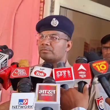 प्रेम विवाह की कीमत: पत्नी के सामने पति की गोली मारकर हत्या
पुलिस भर्ती परीक्षा से लौट रहे युवक की दिनदहाड़े हत्या से सनसनी
चार महीने पहले की थी लव मैरिज, पत्नी ने भाई पर लगाया हत्या का आरोप
✒️रिपोर्ट नागेंद्र पांडये
उत्तर प्रदेश के सहारनपुर में एक दिल दहला देने वाली घटना ने पूरे क्षेत्र को झकझोर दिया है। पुलिस भर्ती परीक्षा दिलाकर पत्नी के साथ घर लौट रहे एक युवक की कथित तौर पर उसकी पत्नी के भाई ने गोली मारकर हत्या कर दी। प्रारंभिक जानकारी के अनुसार, यह मामला प्रेम विवाह को लेकर चल रहे पारिवारिक विवाद से जुड़ा बताया जा रहा है। घटना के बाद इलाके में सनसनी फैल गई है, जबकि पुलिस आरोपियों की तलाश में जुटी हुई है।
पुलिस भर्ती परीक्षा देकर लौट रहे थे दंपति
प्राप्त जानकारी के अनुसार, शामली निवासी 24 वर्षीय शिव कुमार अपनी पत्नी आकांक्षा को उत्तर प्रदेश पुलिस भर्ती परीक्षा दिलाने के लिए सहारनपुर आए थे। परीक्षा समाप्त होने के बाद दोनों घर लौट रहे थे।
बताया जा रहा है कि रास्ते में आकांक्षा का भाई मंजीत अपने कुछ साथियों के साथ पहुंच गया। आरोप है कि उसने आकांक्षा को अपने साथ चलने के लिए कहा। इसी दौरान विवाद बढ़ गया और मामला हिंसक रूप ले बैठा।
पत्नी के सामने पति को मारी गोली
प्रत्यक्षदर्शियों और परिजनों के अनुसार, विवाद के दौरान आरोपी ने कार रुकवाई और शिव कुमार की कनपटी पर गोली मार दी। गोली लगते ही शिव कुमार गंभीर रूप से घायल होकर गिर पड़ा।
घटना के बाद उसे तत्काल अस्पताल ले जाया गया, जहां चिकित्सकों ने उसे मृत घोषित कर दिया। इस घटना के बाद परिवार में कोहराम मच गया और क्षेत्र में तनाव का माहौल बन गया।
चार महीने पहले किया था प्रेम विवाह
जानकारी के अनुसार, शिव कुमार और आकांक्षा ने लगभग चार महीने पूर्व परिवार की इच्छा के विरुद्ध प्रेम विवाह किया था। बताया जा रहा है कि विवाह के बाद से दोनों परिवारों के बीच तनाव बना हुआ था।
मृतक की पत्नी आकांक्षा ने अपने भाई मंजीत पर हत्या का आरोप लगाया है। पुलिस मामले की गंभीरता से जांच कर रही है और फरार आरोपियों की तलाश में दबिश दी जा रही है।
पुलिस जांच में जुटी
पुलिस अधिकारियों के अनुसार, घटना से जुड़े सभी पहलुओं की जांच की जा रही है। आरोपियों की गिरफ्तारी के लिए विशेष टीमें गठित की गई हैं। पुलिस का कहना है कि जल्द ही मामले का खुलासा कर दोषियों को कानून के दायरे में लाया जाएगा।
वायरल फैक्ट
यह घटना सोशल मीडिया पर तेजी से वायरल हो रही है। प्रेम विवाह, पारिवारिक असहमति और सम्मान के नाम पर होने वाली हिंसा को लेकर लोगों में व्यापक चर्चा देखी जा रही है। बड़ी संख्या में लोग दोषियों के खिलाफ कठोर कार्रवाई की मांग कर रहे हैं।
सहारनपुर की यह घटना समाज के सामने एक गंभीर सवाल खड़ा करती है कि पारिवारिक मतभेद और सामाजिक असहमति कब हिंसा का रूप ले लेते हैं। एक नवविवाहित युवक की मौत ने दो परिवारों की जिंदगी बदल दी है। अब न्यायिक प्रक्रिया और पुलिस जांच से ही इस घटना की पूरी सच्चाई सामने आ सकेगी।
ND NEWS की अपील
🔹 प्रेम विवाह या पारिवारिक मतभेद किसी भी परिस्थिति में हिंसा का कारण नहीं बनने चाहिए।
🔹 परिवारों को संवाद और समझदारी के माध्यम से विवादों का समाधान तलाशना चाहिए।
🔹 सम्मान के नाम पर अपराध करने वालों के खिलाफ कठोर कानूनी कार्रवाई आवश्यक है।
🔹 युवाओं की सुरक्षा और संवैधानिक अधिकारों का सम्मान समाज की प्राथमिक जिम्मेदारी है।
🔹 कानून को हाथ में लेने वालों के प्रति शून्य सहनशीलता की नीति अपनाई जानी चाहिए।
ND NEWS संदेश:
"रिश्तों की असहमति का समाधान संवाद है, हिंसा नहीं। हर नागरिक को संविधान और कानून द्वारा प्रदत्त अधिकारों का सम्मान मिलना चाहिए।"
👇👇👇
#NDNews
#दैनिकनिष्पक्षधारा
#SaharanpurNews
#ShamliNews
#LoveMarriage
#CrimeNews
#UPPolice
#JusticeForShivKumar
#BreakingNews
#UPNews
#NDNewsChannel
#LawAndOrder
👇👇👇👇
@dgpup
@UPGovt
@RSSorg
@Uppolice
@wpl1090
@RSSgeet
@MIB_India
@PMOIndia
@HMOIndia
@VHPDigital
@CMOUP_RC
@myogioffice
@InfoDeptUP
@CMOfficeUP
@UPPRD1948
@ChiefSecyUP
@MahantYogiG
@ChiefSecyUP
@BajrangDalOrg
@myogiadityanath
@112UttarPradesh
@UPPViralCheck
@UpPolicemitra
@saharanpurpol
@SaharanpurDm
@ShamliPolice
@IGRSUP
👇👇
🟥 ND NEWS | दैनिक निष्पक्ष धारा
मुख्य संपादक / संस्थापक: राजन सिंह हाड़ा
सह-संपादक: शालिनी सिंह भदौरिया
📍 कार्यालय-3: U158, हीरा स्वीट्स के पास, विकास मार्ग, लक्ष्मी नगर, पूर्वी दिल्ली, पिन कोड – (110092) (NCR)
📍 कार्यालय-2: विधानसभा रोड, बर्लिंगटन चौराहा, लखनऊ (226001) (UP)
📍 कार्यालय-1: 1/1 अटल बिहारी चौराहा, नियर बर्मा चौराहा, फतेहपुर (212601) (UP)
📅 दिनांक: 09 जून 2026
📆 दिन: मंगलवार
📧 Email: ndnewschannel@gmail.com
📞 मोबाइल: 9696119696
👇👇👇
अस्वीकरण: यह समाचार उपलब्ध प्रारंभिक जानकारी, स्थानीय स्रोतों एवं पीड़ित पक्ष द्वारा लगाए गए आरोपों पर आधारित है। मामले की जांच जारी है। अंतिम निष्कर्ष पुलिस विवेचना और न्यायिक प्रक्रिया के बाद ही स्पष्ट होगा।