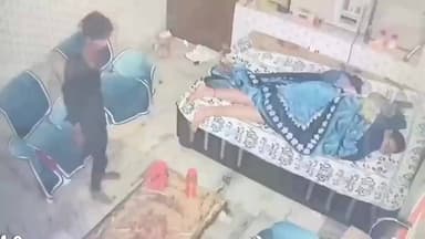 सोते परिवार के बीच घुसा शातिर चोर, मोबाइल और नकदी लेकर फरार
CCTV में कैद हुई चोरी की पूरी वारदात
कानपुर के कैलाश विहार में सुरक्षा व्यवस्था पर उठे सवाल
✒️ रिपोर्ट नागेंद्र पांडये
उत्तर प्रदेश के कानपुर नगर से एक चौंकाने वाली चोरी की घटना सामने आई है, जहां एक शातिर चोर रात के अंधेरे में घर का गेट फांदकर भीतर दाखिल हो गया और सो रहे परिवार को भनक तक नहीं लगी। घटना का पूरा घटनाक्रम घर में लगे सीसीटीवी कैमरे में कैद हो गया है। बताया जा रहा है कि चोर घर से आईफोन, एंड्रॉयड मोबाइल और लगभग दो लाख रुपये नकद लेकर फरार हो गया।
दबे पांव घर में दाखिल हुआ चोर
प्राप्त जानकारी के अनुसार, यह घटना कानपुर नगर के कल्याणपुर थाना क्षेत्र स्थित कैलाश विहार इलाके की बताई जा रही है। वायरल सीसीटीवी फुटेज में देखा जा सकता है कि एक युवक रात के समय घर का मुख्य गेट फांदकर अंदर प्रवेश करता है।
इसके बाद वह बेहद सावधानी से घर के अंदर पहुंचता है और सीधे बेडरूम की ओर बढ़ता है, जहां परिवार के सदस्य गहरी नींद में सो रहे होते हैं।
चार्जिंग पर लगा मोबाइल भी उठा ले गया
सीसीटीवी फुटेज के अनुसार, बेडरूम में एक महिला सो रही थी और उसका मोबाइल फोन चार्जिंग पर लगा हुआ था। चोर ने बिना किसी आवाज के चार्जिंग से मोबाइल निकाला और अपने कब्जे में ले लिया।
बताया जा रहा है कि आरोपी आईफोन, एक एंड्रॉयड मोबाइल तथा घर में रखी लगभग दो लाख रुपये की नकदी लेकर मौके से फरार हो गया।
सीसीटीवी फुटेज से जांच में जुटी पुलिस
घटना का वीडियो सोशल मीडिया पर वायरल होने के बाद क्षेत्र में दहशत का माहौल है। स्थानीय लोगों का कहना है कि जिस प्रकार चोर बेखौफ होकर घर के भीतर पहुंचा, उससे सुरक्षा व्यवस्था को लेकर चिंता बढ़ गई है।
पुलिस सीसीटीवी फुटेज के आधार पर आरोपी की पहचान और गिरफ्तारी के प्रयास में जुटी हुई है। आसपास के कैमरों की फुटेज भी खंगाली जा रही है।
वायरल फैक्ट
सोशल मीडिया पर वायरल वीडियो में चोर की गतिविधियां साफ दिखाई दे रही हैं। सबसे हैरान करने वाली बात यह है कि चोरी के दौरान परिवार के सदस्य कमरे में मौजूद थे, लेकिन उन्हें घटना की भनक तक नहीं लगी।
कैलाश विहार की यह घटना शहरी क्षेत्रों में बढ़ती चोरी की घटनाओं और घरेलू सुरक्षा व्यवस्थाओं पर गंभीर सवाल खड़े करती है। सीसीटीवी फुटेज ने घटना को स्पष्ट कर दिया है, लेकिन अब लोगों की निगाहें पुलिस कार्रवाई और आरोपी की गिरफ्तारी पर टिकी हुई हैं।
ND NEWS की अपील
🔹 घरों में मजबूत ताले, सुरक्षा अलार्म और सीसीटीवी कैमरों का उपयोग करें।
🔹 रात के समय मुख्य गेट और दरवाजों की जांच अवश्य करें।
🔹 कीमती सामान और नकदी को सुरक्षित स्थान पर रखें।
🔹 किसी भी संदिग्ध गतिविधि की सूचना तुरंत पुलिस को दें।
🔹 मोहल्ला स्तर पर सामुदायिक सुरक्षा और निगरानी व्यवस्था को बढ़ावा दें।
ND NEWS संदेश:
"सतर्क नागरिक और मजबूत सुरक्षा व्यवस्था ही अपराध पर प्रभावी नियंत्रण का आधार हैं।"
👇👇👇
#NDNews
#दैनिकनिष्पक्षधारा
#KanpurNews
#Kalyanpur
#KailashVihar
#TheftCase
#CCTVViral
#KanpurPolice
#CrimeNews
#UPNews
#NDNewsChannel
#SecurityAlert
👇👇
#PMOIndia
#myogiadityanath
#CMOfficeUP
#UPGovt
#Uppolice
#dgpup
#kanpurnagarpol
#DMKanpurNagar
#IGRSUP
#CyberCrimeUP
👇👇👇
@dgpup
@UPGovt
@RSSorg
@Uppolice
@wpl1090
@RSSgeet
@MIB_India
@PMOIndia
@HMOIndia
@VHPDigital
@CMOUP_RC
@myogioffice
@InfoDeptUP
@CMOfficeUP
@UPPRD1948
@ChiefSecyUP
@MahantYogiG
@ChiefSecyUP
@BajrangDalOrg
@myogiadityanath
@112UttarPradesh
@UPPViralCheck
@UpPolicemitra
@kanpurnagarpol
@adgzonekanpur
@igrangekanpur
@CommissionerKnp
👇👇👇
🟥 ND NEWS | दैनिक निष्पक्ष धारा
मुख्य संपादक / संस्थापक: राजन सिंह हाड़ा
सह-संपादक: शालिनी सिंह भदौरिया
✒️ रिपोर्ट : नागेंद्र पांडये
📍 कार्यालय-3: U158, हीरा स्वीट्स के पास, विकास मार्ग, लक्ष्मी नगर, पूर्वी दिल्ली, पिन कोड – (110092) (NCR)
📍 कार्यालय-2: विधानसभा रोड, बर्लिंगटन चौराहा, लखनऊ (226001) (UP)
📍 कार्यालय-1: 1/1 अटल बिहारी चौराहा, नियर बर्मा चौराहा, फतेहपुर (212601) (UP)
📅 दिनांक: 09 जून 2026
📆 दिन: मंगलवार
📧 Email: ndnewschannel@gmail.com
📞 मोबाइल: 9696119696
👇👇
अस्वीकरण: यह समाचार उपलब्ध सीसीटीवी फुटेज, स्थानीय स्रोतों एवं प्रारंभिक जानकारी पर आधारित है। मामले की जांच जारी है। अंतिम तथ्य पुलिस जांच एवं आधिकारिक रिपोर्ट के बाद स्पष्ट होंगे।