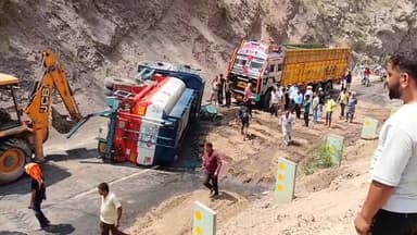 बिलासपुर : किरतपुर–नेरचौक फोरलेन पर डीजल से भरा टैंकर पलटा, सड़क पर बिखरा डीजल, घंटों तक लगा लंबा जाम
#samacharfirst #bilaspur #roadaccident #Disesel #StateGovernment