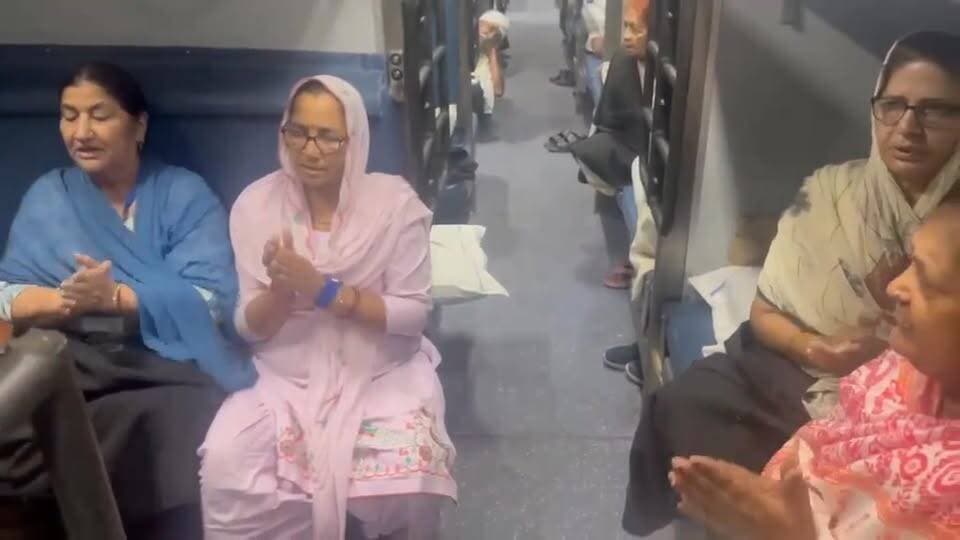 मुख्यमंत्री तीर्थ यात्रा योजना के अंतर्गत कुरुक्षेत्र से सोमनाथ (गुजरात) के लिए विशेष ट्रेन में श्रद्धालु यात्रा कर रहे हैं। सभी श्रद्धालुओं ने इस बेहतरीन और निःशुल्क यात्रा व्यवस्था के लिए मुख्यमंत्री श्री नायब सिंह सैनी का दिल से धन्यवाद किया।
#Haryana #DIPRHaryana