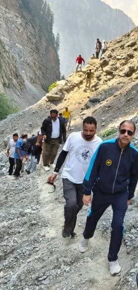 मणिमहेश यात्रा-2026 की तैयारियां तेज: एडीएम ने हड़सर-धनछो ट्रैक का किया निरीक्षण, सुरक्षा और आधारभूत ढांचे को मजबूत करने के निर्देश
भरमौर, 9 जून।
विश्व प्रसिद्ध पवित्र मणिमहेश यात्रा-2026 को सुरक्षित, सुचारू और व्यवस्थित बनाने के लिए भरमौर प्रशासन ने तैयारियां तेज कर दी हैं। इसी कड़ी में मंगलवार को एडीएम भरमौर विकास शर्मा के नेतृत्व में लोक निर्माण विभाग, जल शक्ति विभाग, विद्युत विभाग तथा वन्य प्राणी प्रभाग (डीएफओ वाइल्डलाइफ) की संयुक्त टीम ने हड़सर से धनछो तक पैदल यात्रा मार्ग का विस्तृत निरीक्षण किया।
निरीक्षण के दौरान एडीएम विकास शर्मा ने हड़सर-धनछो ट्रैक पर पैदल चलकर विभिन्न स्थलों का जायजा लिया और पिछले वर्ष मानसून के दौरान हुई भारी बारिश एवं भूस्खलन से क्षतिग्रस्त हुए हिस्सों का आकलन किया। उन्होंने बताया कि प्रभावित मार्गों के वैकल्पिक रास्तों के निर्माण और मरम्मत कार्य युद्धस्तर पर चल रहे हैं, ताकि यात्रा शुरू होने से पूर्व सभी आवश्यक व्यवस्थाएं सुनिश्चित की जा सकें।
एडीएम ने संबंधित विभागों को निर्देश दिए कि असुरक्षित एवं क्षतिग्रस्त हिस्सों के सुदृढ़ीकरण का कार्य प्राथमिकता के आधार पर पूरा किया जाए। उन्होंने कहा कि श्रद्धालुओं की सुरक्षा प्रशासन की सर्वोच्च प्राथमिकता है और किसी भी प्रकार की लापरवाही बर्दाश्त नहीं की जाएगी।
निरीक्षण के दौरान यह भी तय किया गया कि जिन स्थानों पर पिछले वर्ष पुलों को नुकसान पहुंचा था, वहां वन विभाग और लोक निर्माण विभाग के सहयोग से लकड़ी के अस्थायी पुल स्थापित किए जाएंगे। इसके लिए आवश्यक तकनीकी आंकलन और स्थल चयन की प्रक्रिया शुरू कर दी गई है।
एडीएम ने कहा कि मौसम की चुनौतियों और पिछले वर्षों के अनुभवों को ध्यान में रखते हुए प्रशासन ने समय रहते तैयारियां शुरू कर दी हैं, ताकि यात्रा के दौरान श्रद्धालुओं को सुरक्षित और सुगम सुविधाएं उपलब्ध करवाई जा सकें।